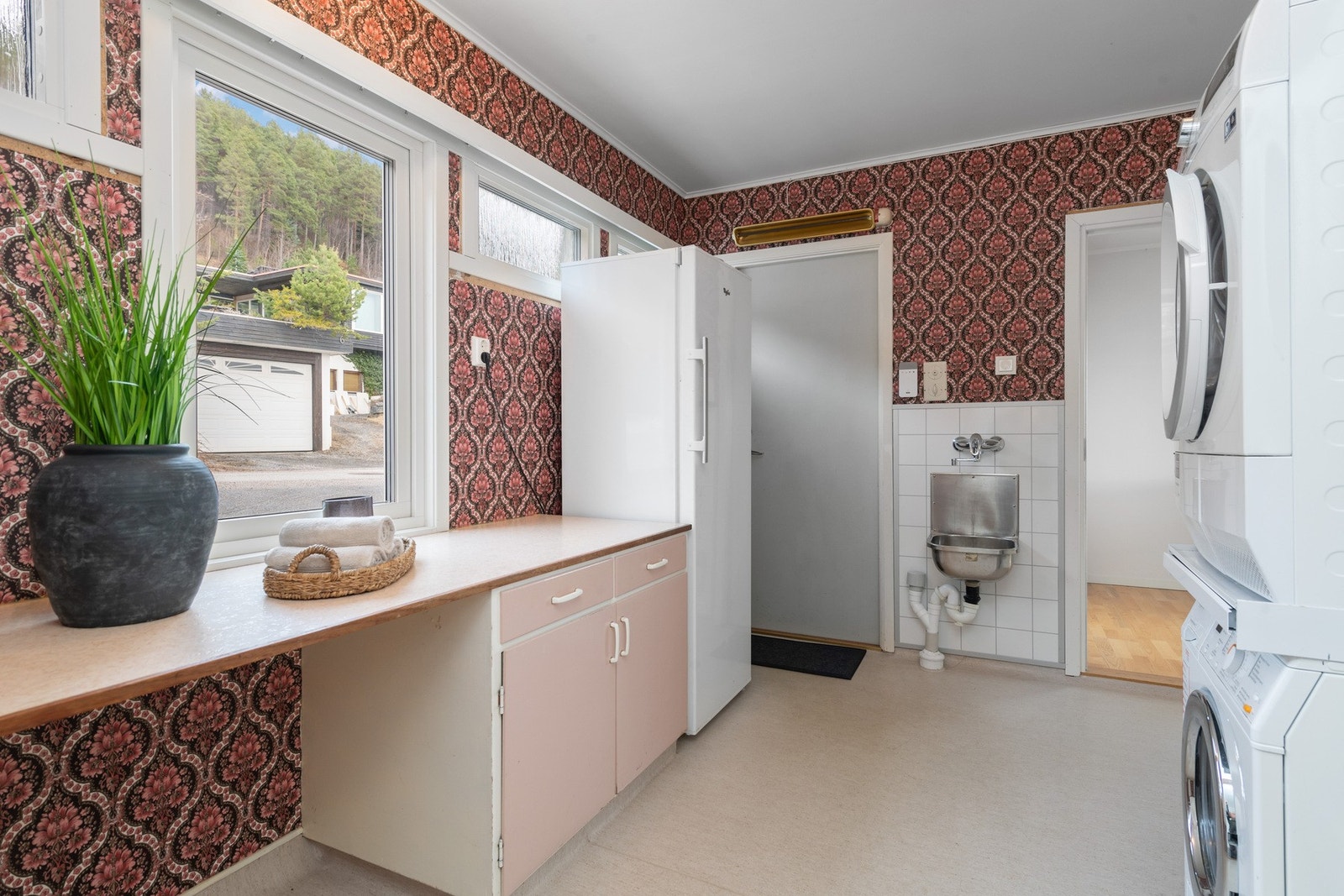 Vaskerom er innredet med benkeskap med laminert benkeplate og to skyllekar, samt opplegg til vaskemaskin og tørketrommel. Vaskerommet er praktisk innredet, men teknisk sett har rommet passert sin levetid. Galleribilde