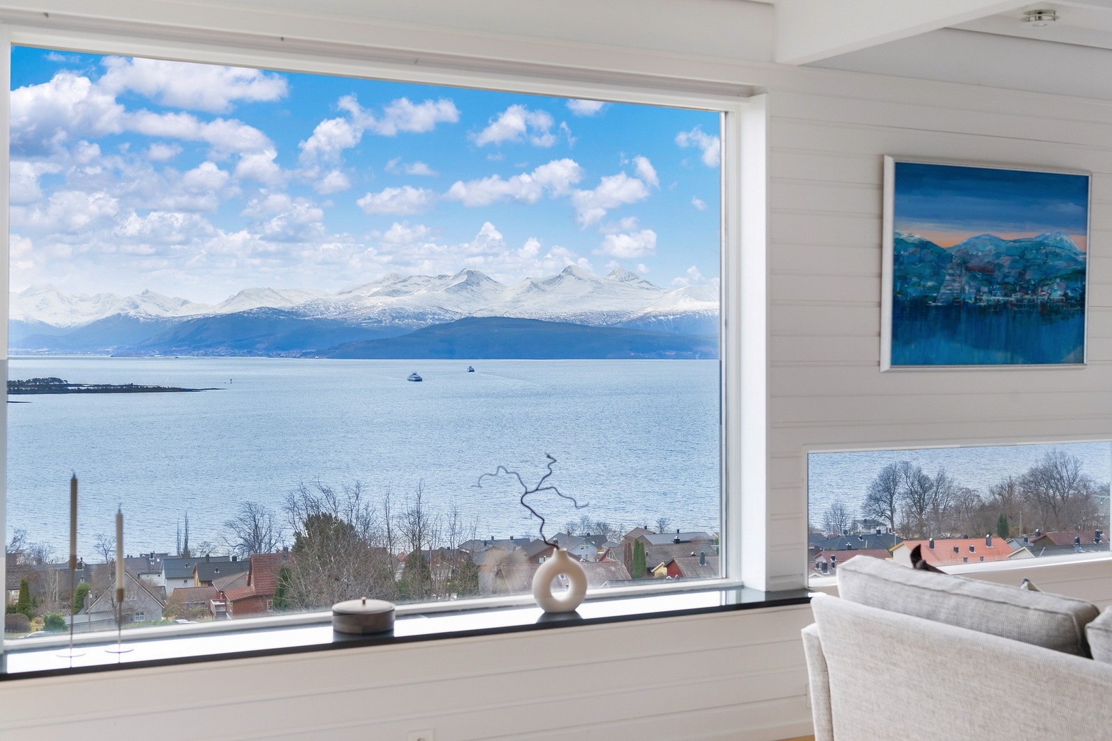 Fra stuen har du vakker utsikt over fjord og fjell. Galleribilde