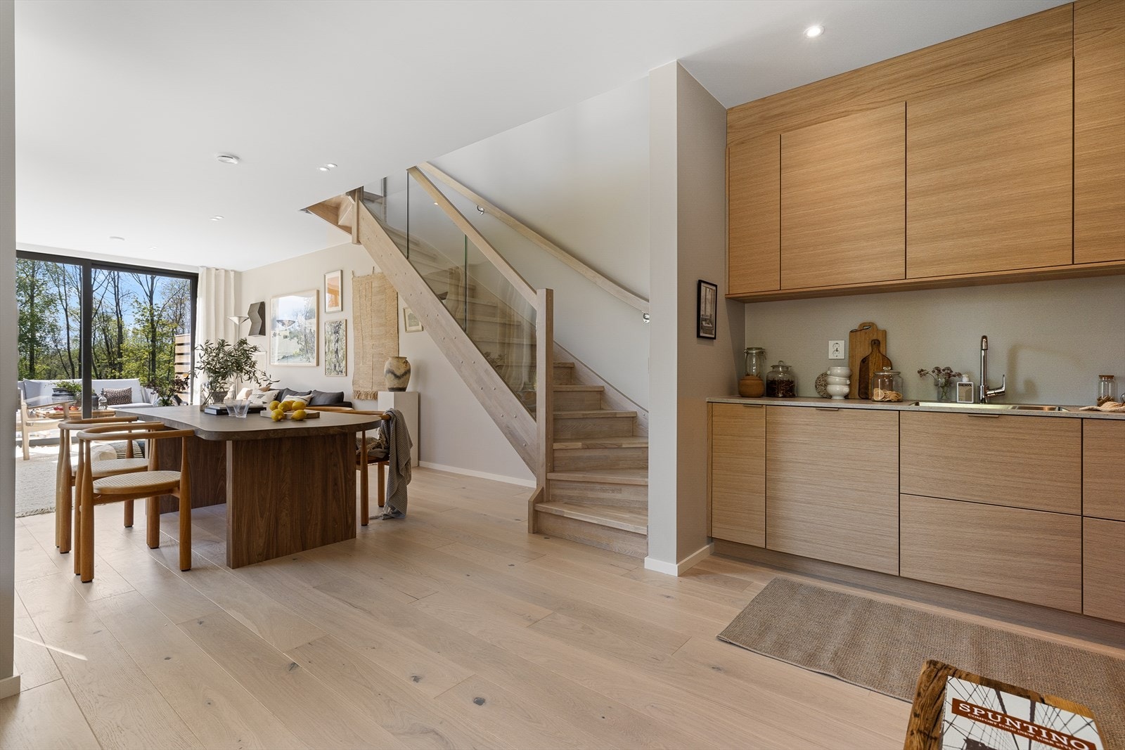 Kjøkken i åpen løsning mot spisestuen Galleribilde