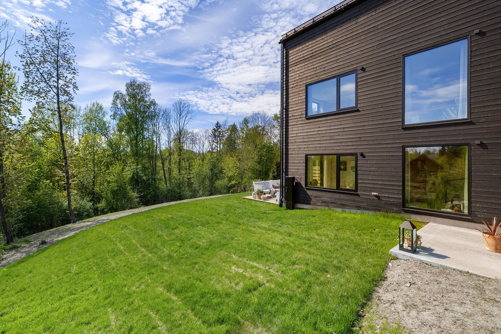 Eiendommen har en stor solrik hage Galleribilde