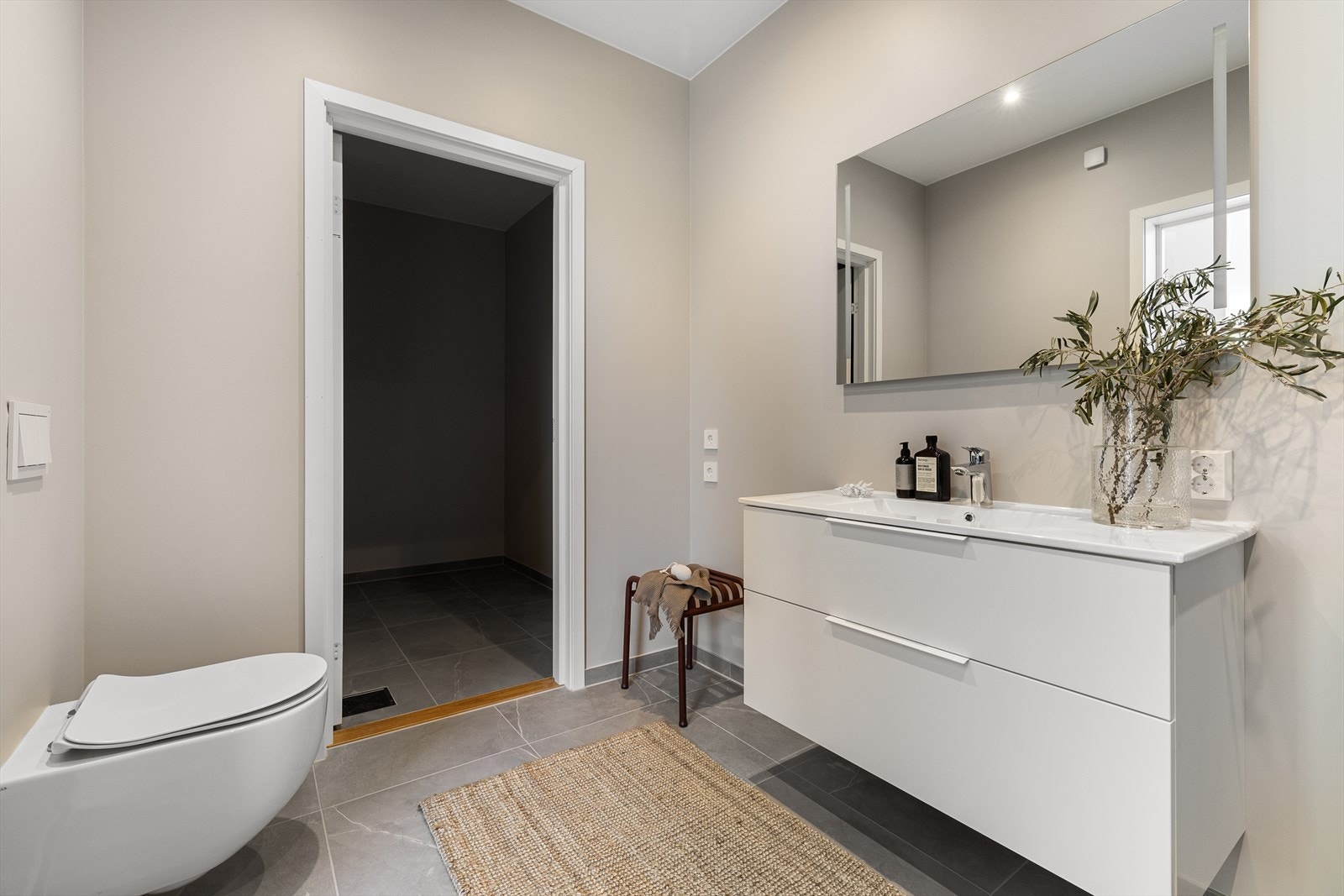 Det ligger en innvendig bod innenfor badet Galleribilde