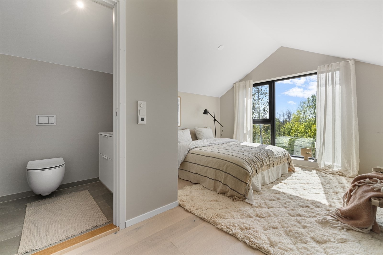 Hovedsoverom med eget bad Galleribilde