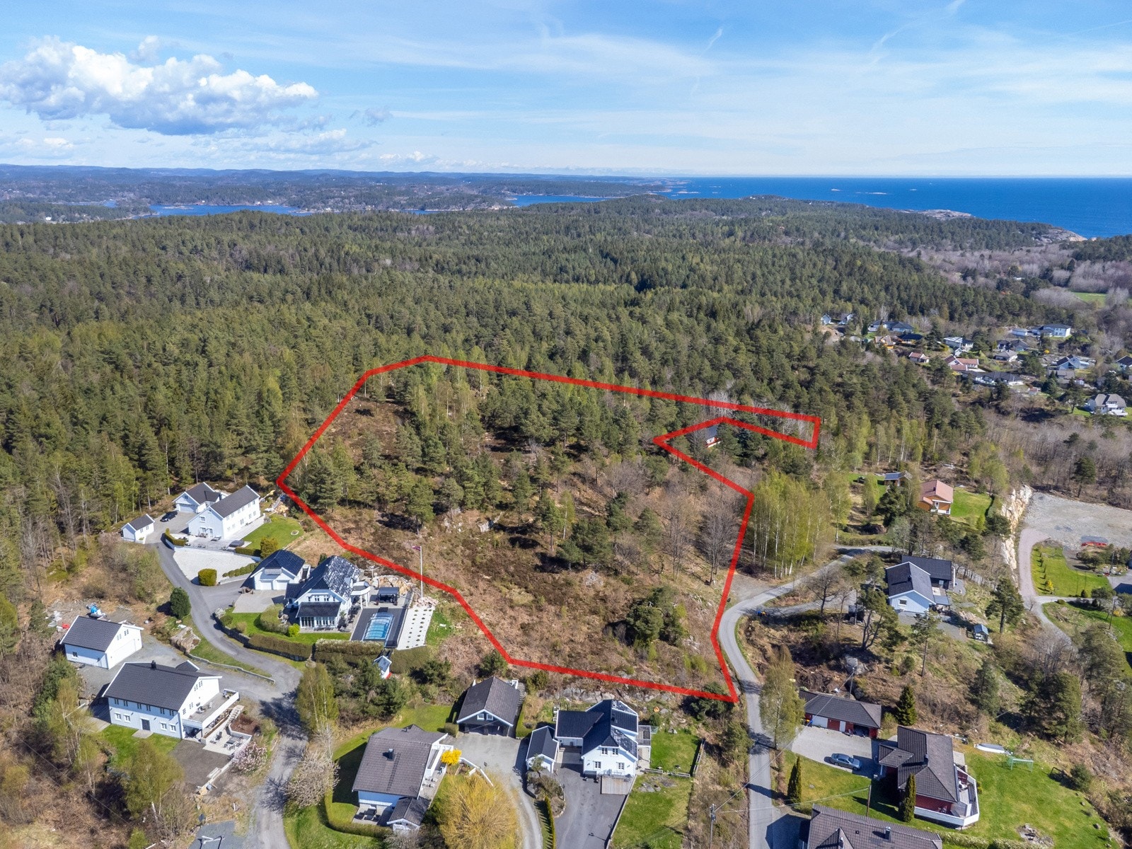 Eiendomsgrensene tegnet inn på bildet er ikke helt nøyaktige og avvik vil forekomme. Det er matrikkelbrevet som er gjeldende for eiendommens tomtegrenser. Dette er nøyaktig Galleribilde