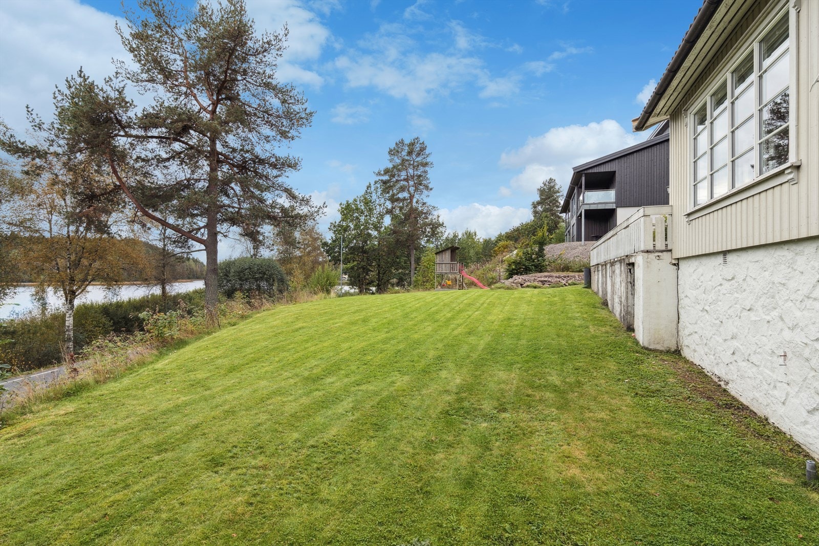 Solrik hage med god plass til utemøbler og lek - perfekt for sommerdager. Galleribilde