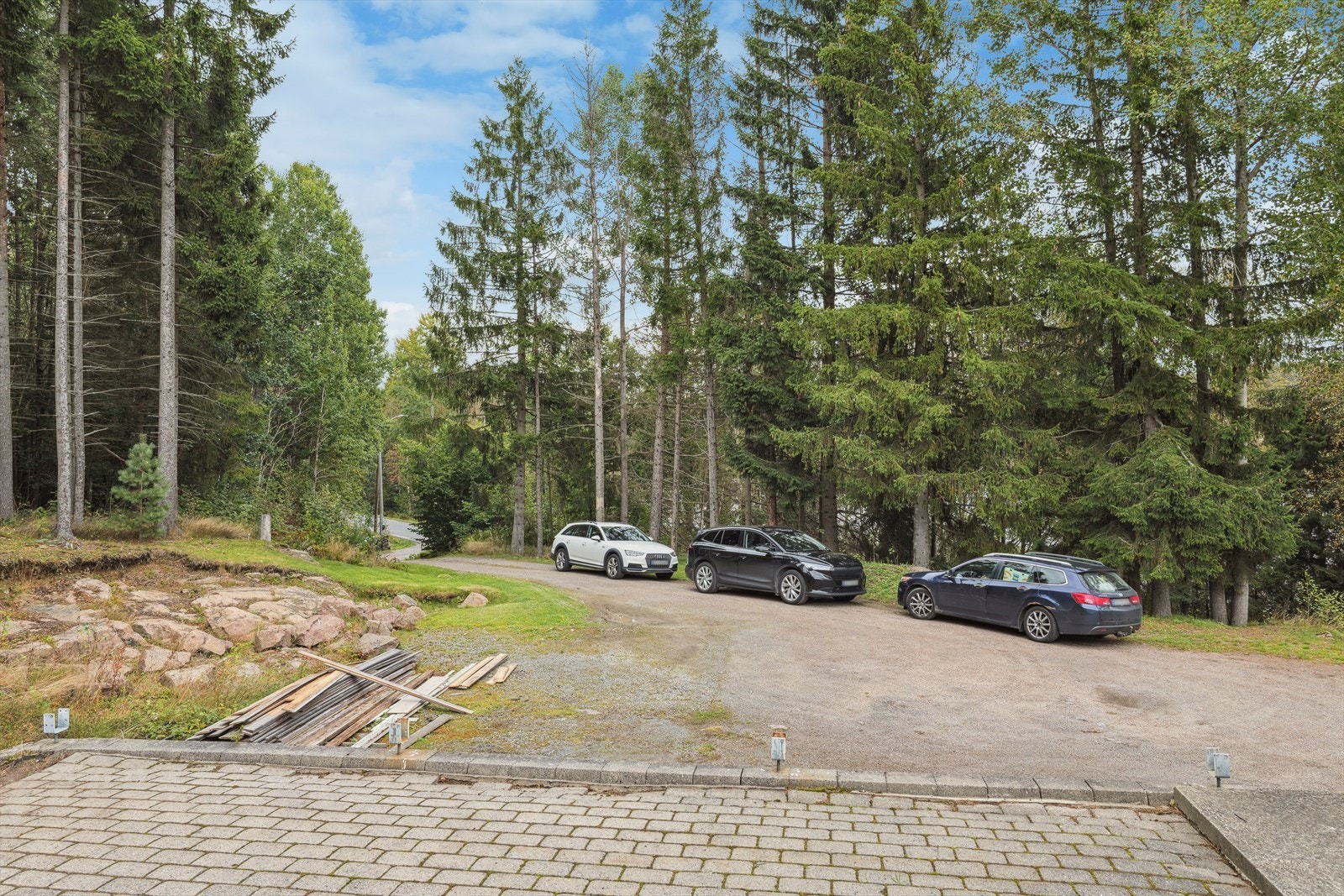 Gårdsplassen er av god størrelse, her er det god biloppstillingsplass! Galleribilde