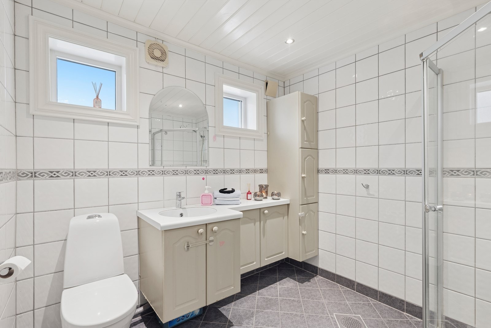 Badet er innredet med dusjnisje, nedfelt servant, og toalett. Galleribilde