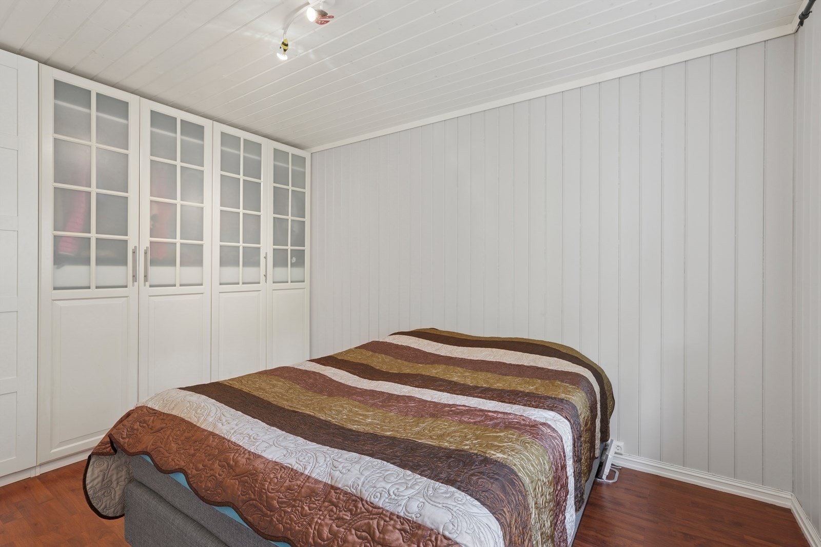 Hovedsoverommet er av god størrelse og har plass til garderobe og seng. Galleribilde