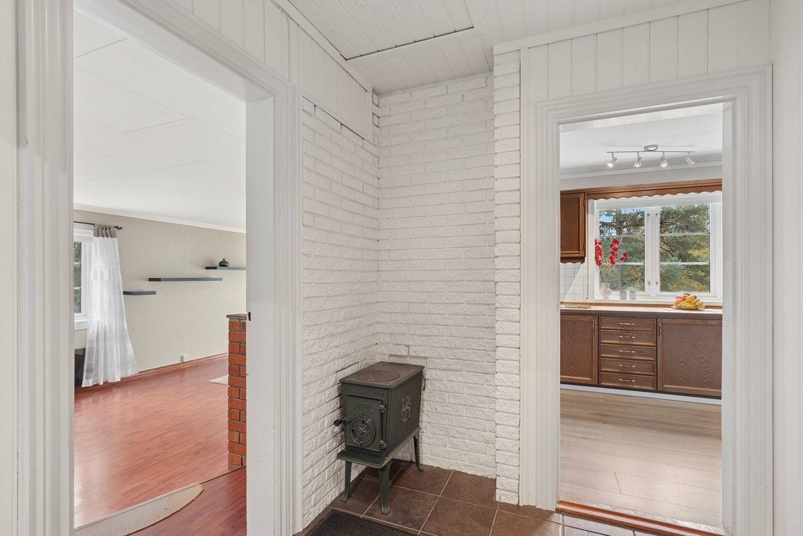 Fra hallen kommer en til badet, stuen, kjøkken og hovedsoverommet. Galleribilde