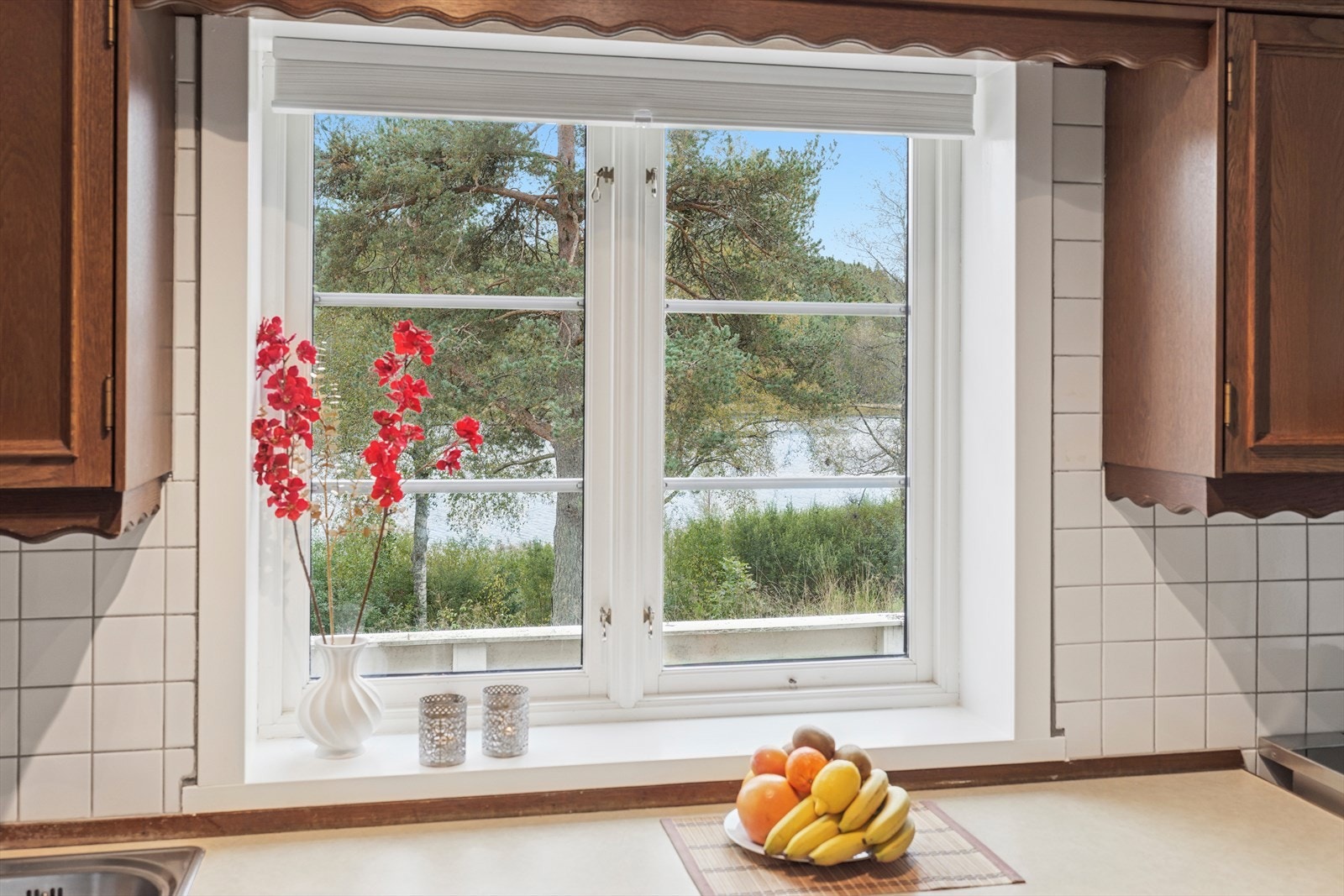 Fra kjøkkenvinduet har du god utsikt utover hagen og Gallisvannet. Galleribilde