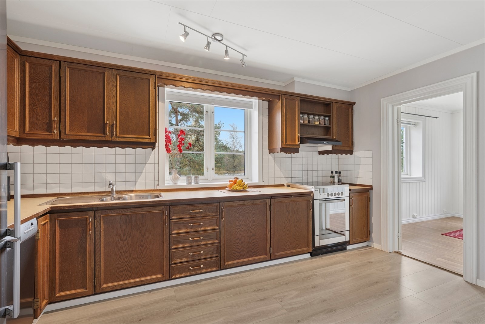 Kjøkkenet er av god størrelse og gir god plass til kokken for kokkelering. Galleribilde