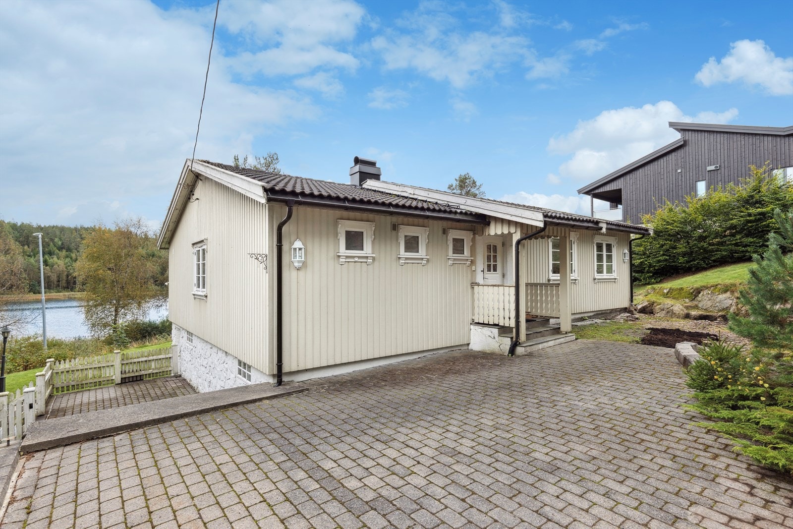 Inngangsparti med overbygg - praktisk og beskyttet mot vær og vind. Galleribilde