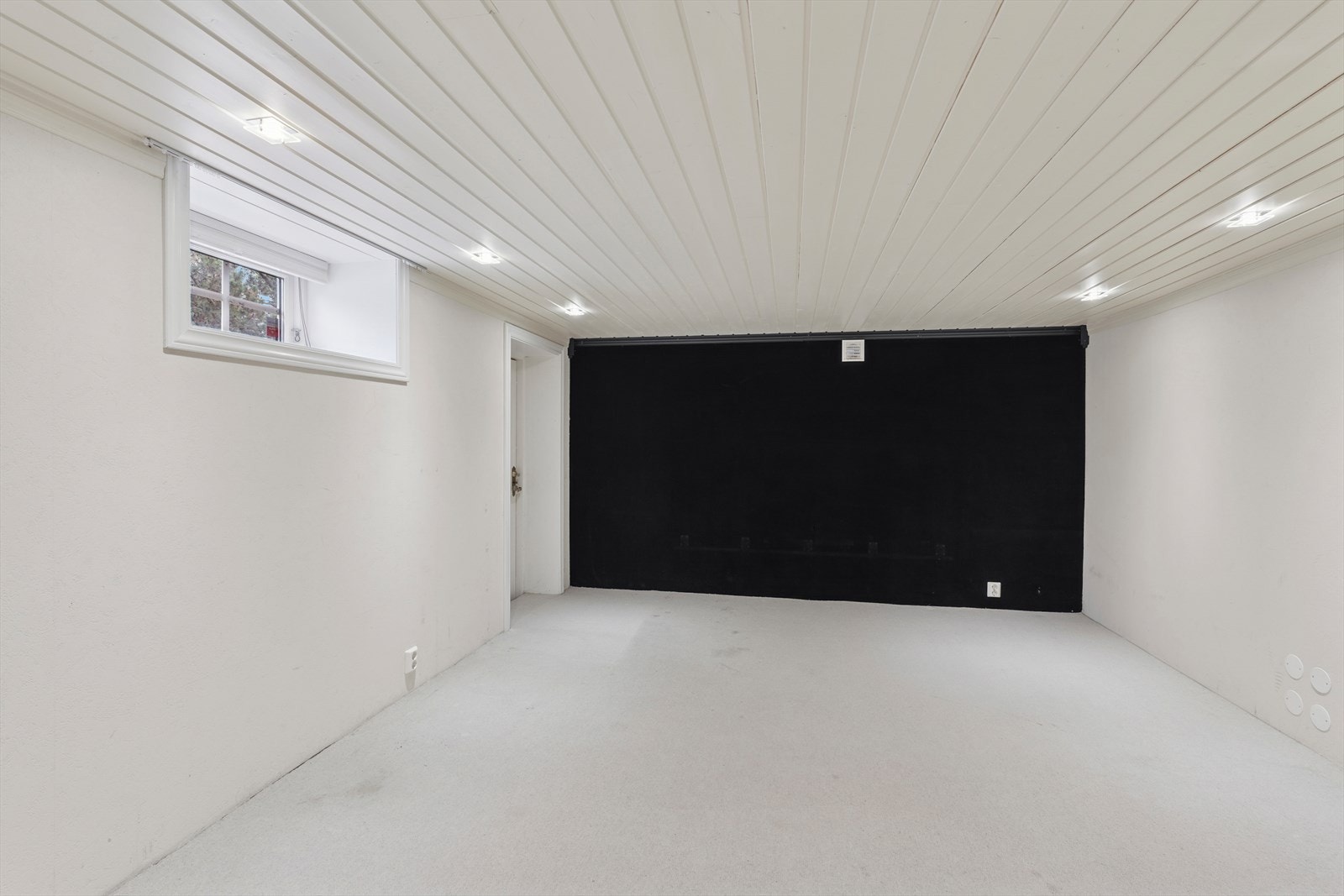 Rom i kjeller som tidligere er benyttet som kjellerstue av selger, her er det egen inngangsdør.
Det er uvisst hva kjelleretasjen er godkjent til, se punktet om ferdigattest for ytterligere informasjon. Galleribilde