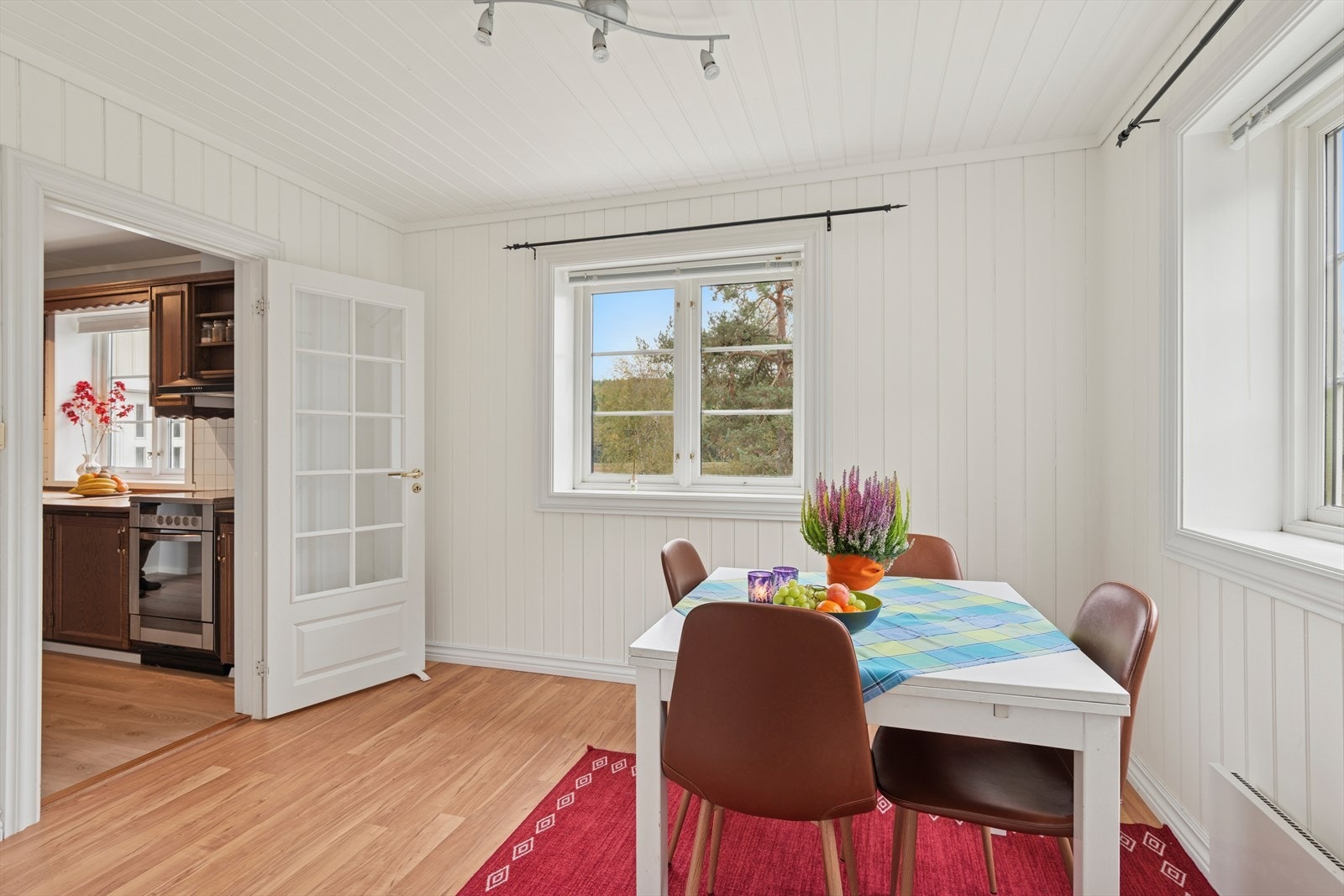 Her er det gode vindusflater som gir godt med naturlig lysinnslipp. Galleribilde