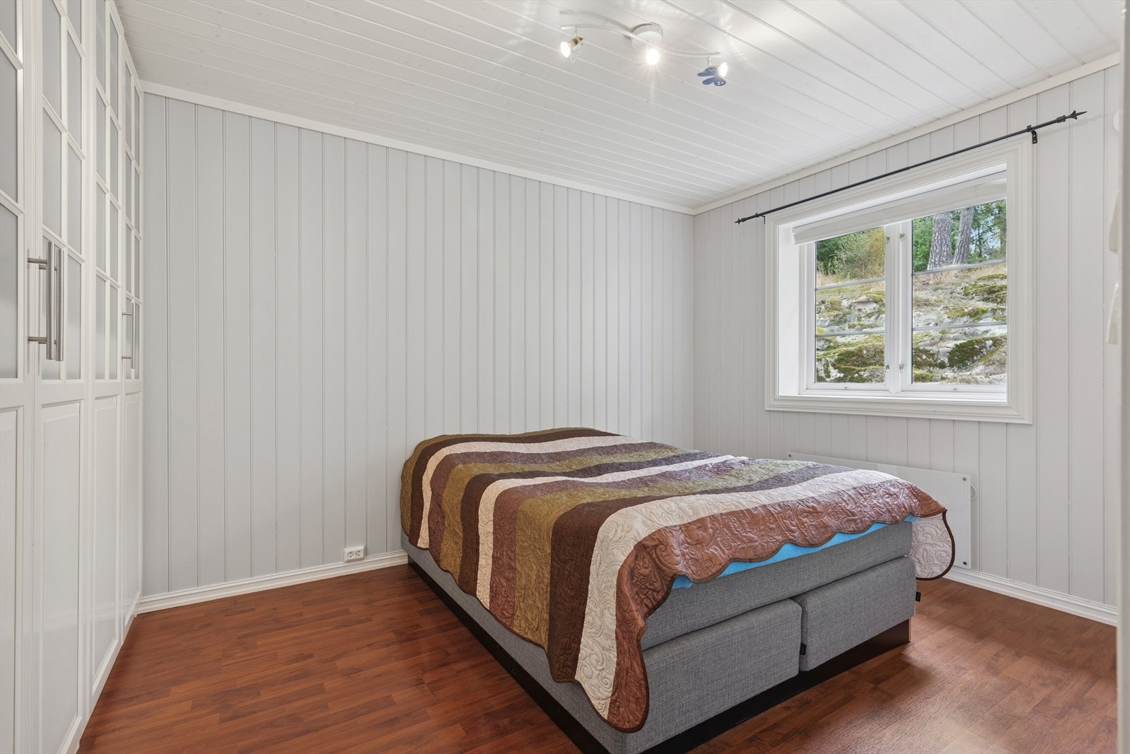 Soverommets vindu er vendt mot nord og vil derfor holde seg noenlunde svalt året rundt. Galleribilde