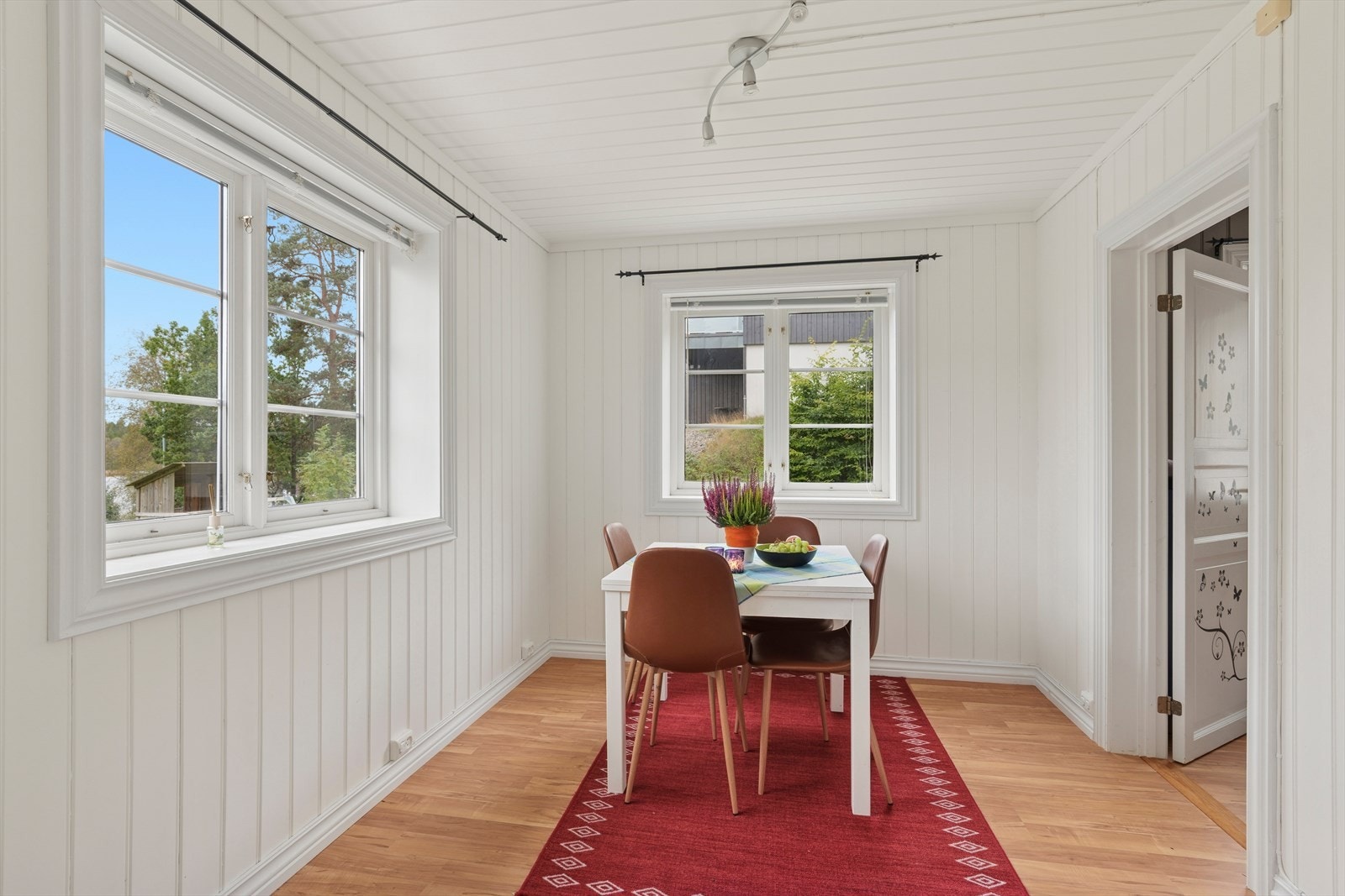 Rom benyttet som spisestue på innsiden av kjøkkenet. Galleribilde