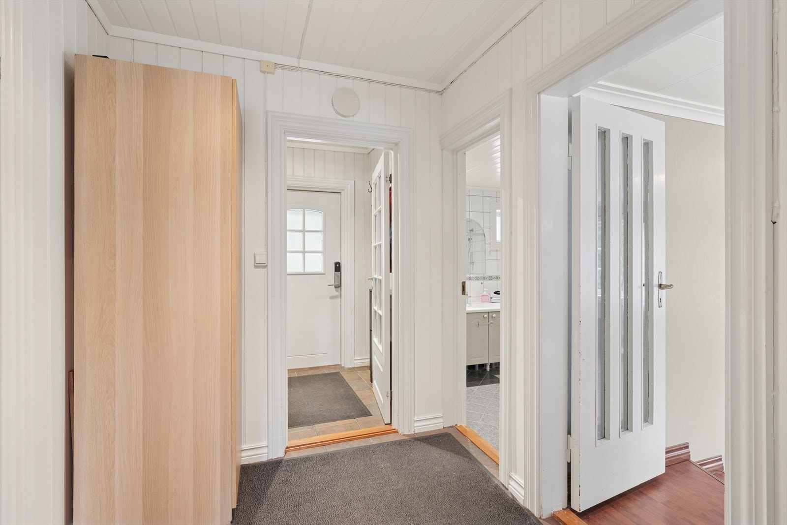 Entréen i boligen er stor nok til at du får hengt fra deg yttertøyet der. Galleribilde