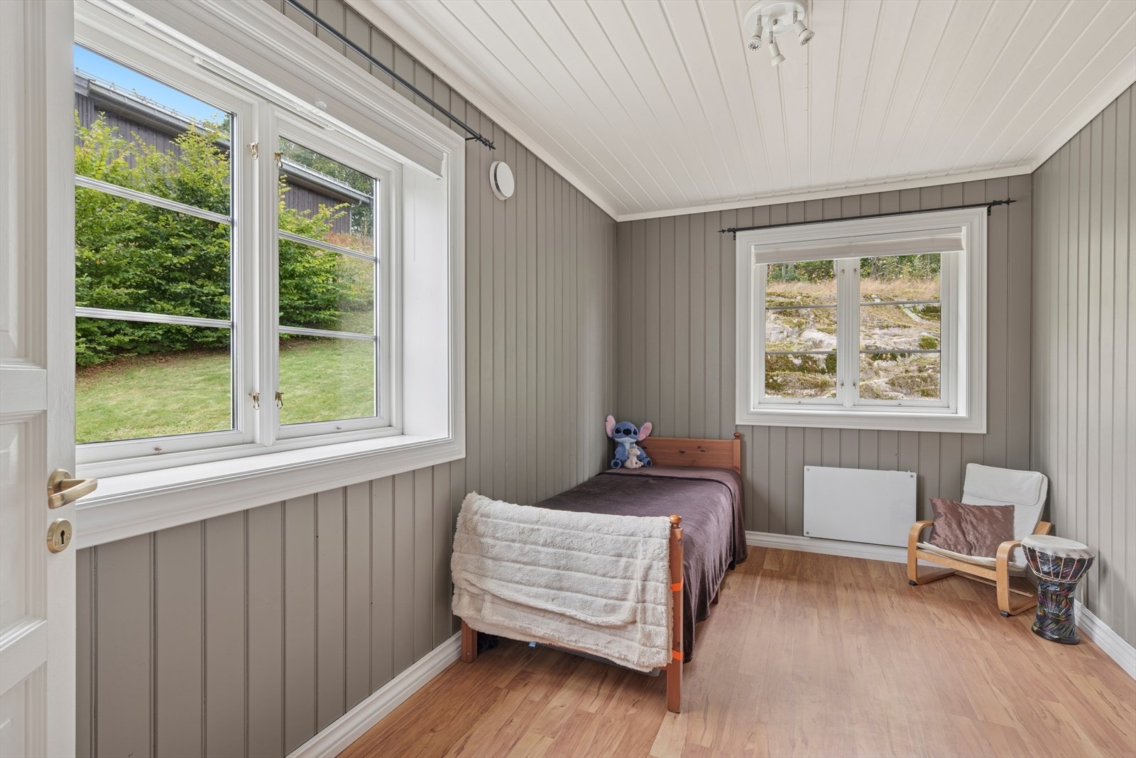 Soverom 2 som i dag blir benyttet som barnerom. Her er det plass til seng, garderobe og eventuelt skrivebord. Galleribilde