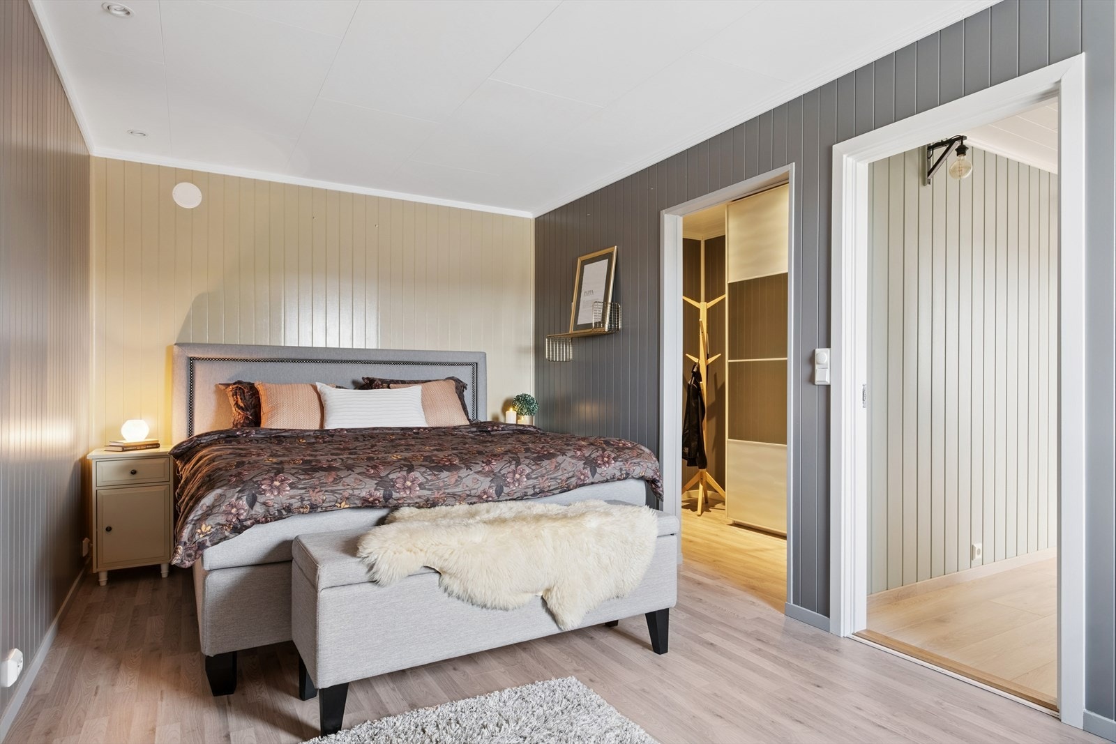 Stort soverom med walk inn closet Galleribilde