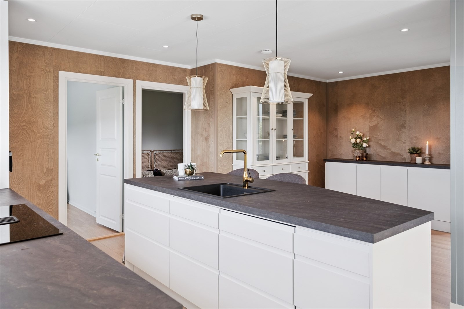 Romslig, flott kjøkken i harmoniske farger Galleribilde