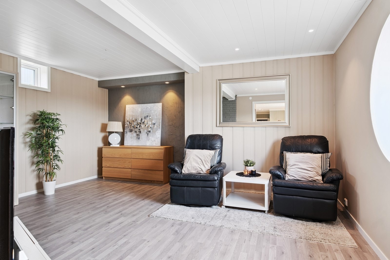 Koselig Tv stue med stort, rundt vindu med utsikt Galleribilde