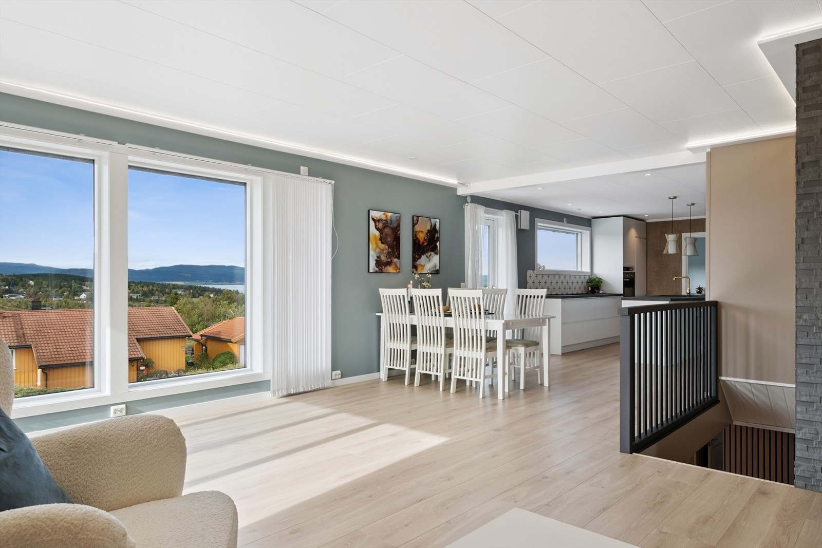 Stue mot spisestue og kjøkken Galleribilde