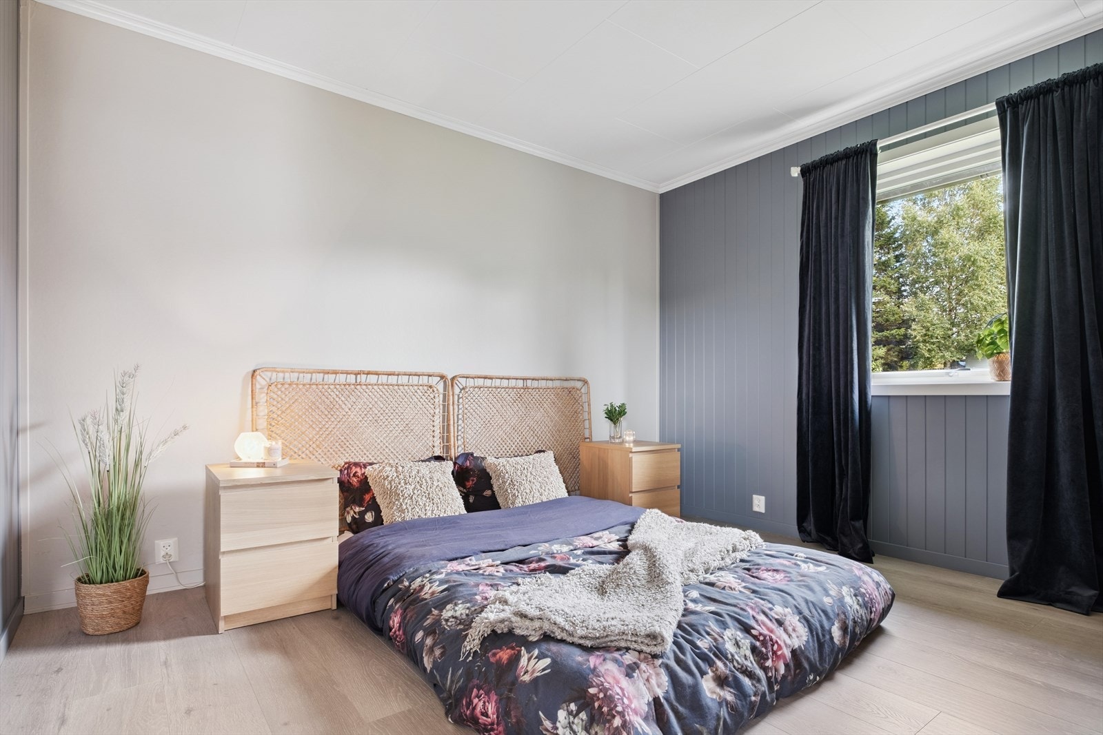 Soverom med stor skyvdørsgarderobe Galleribilde