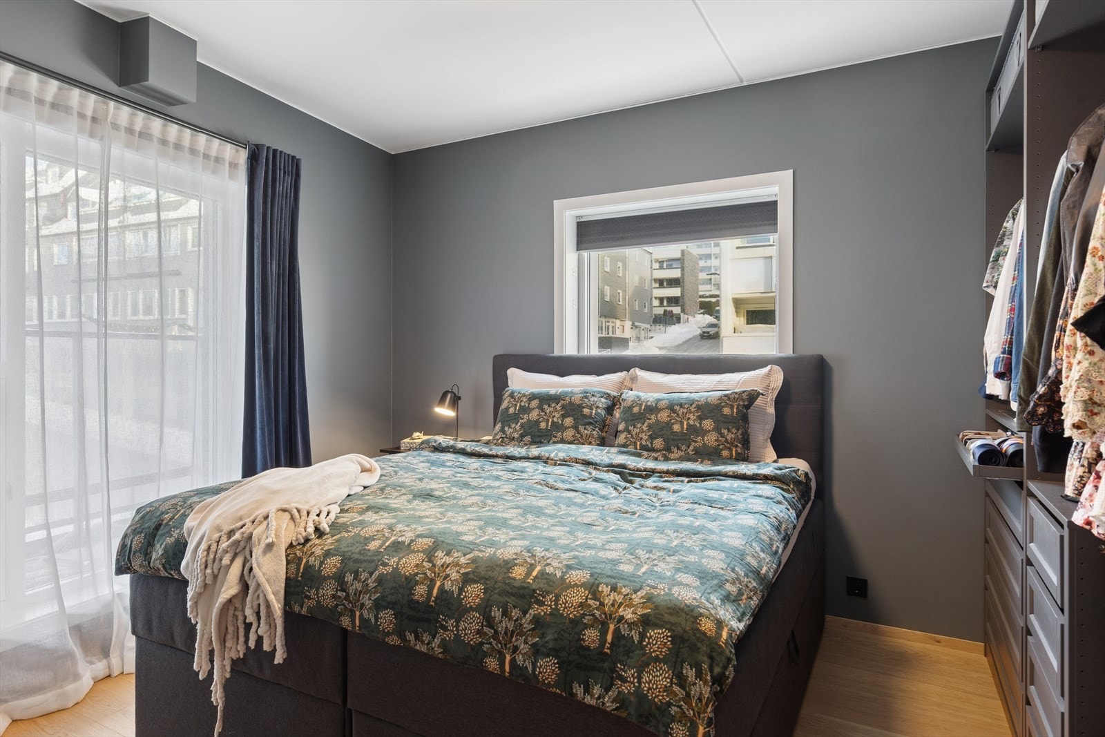 Hovedsoverommet har god plass til dobbeltseng og tilhørende møblement. Galleribilde