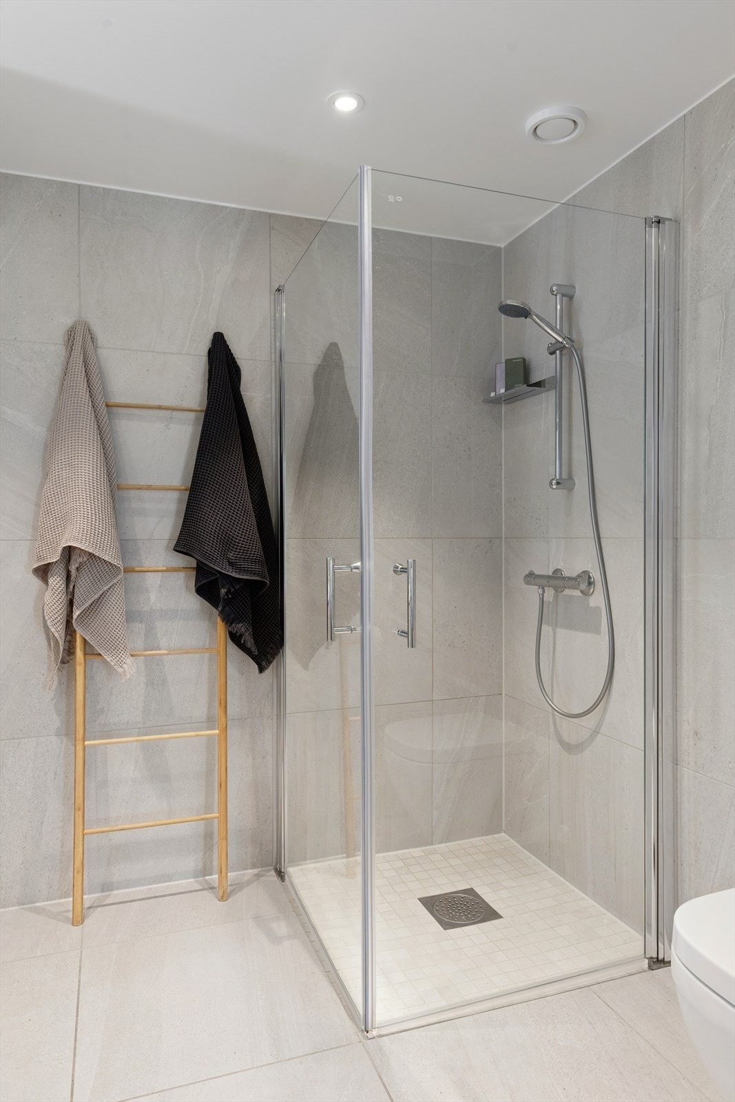 Dusjen har glassdører. Galleribilde