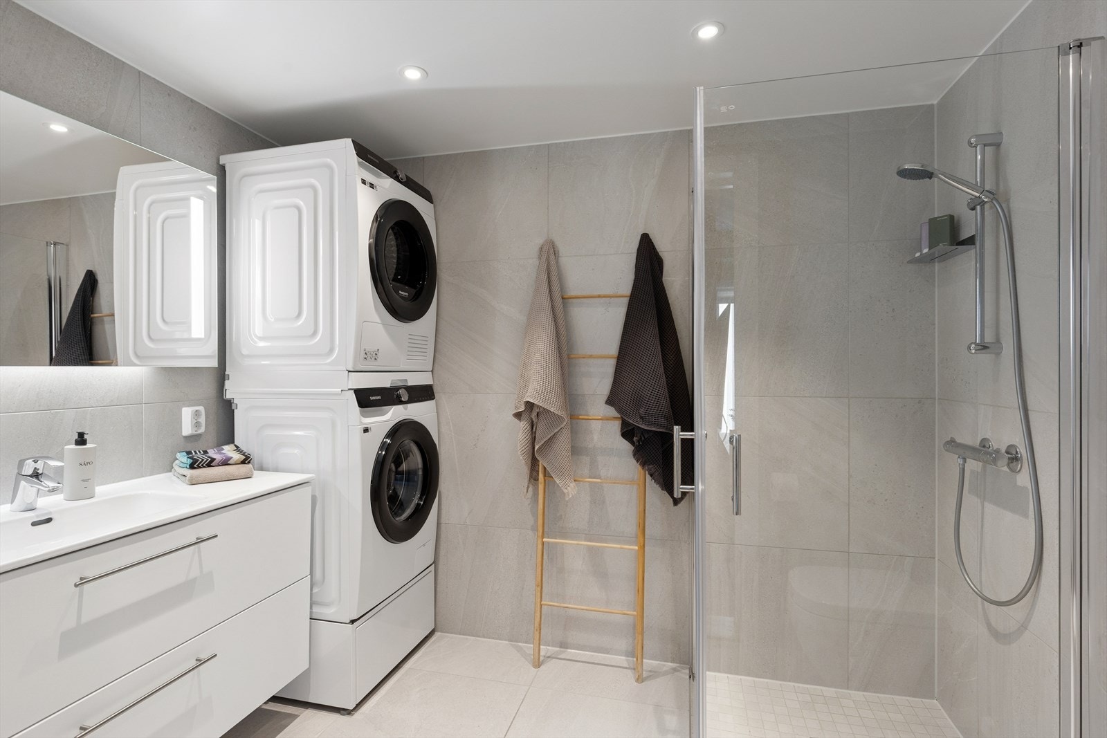 Badet, som også fungerer som vaskerom, er fra byggeåret 2023. Galleribilde
