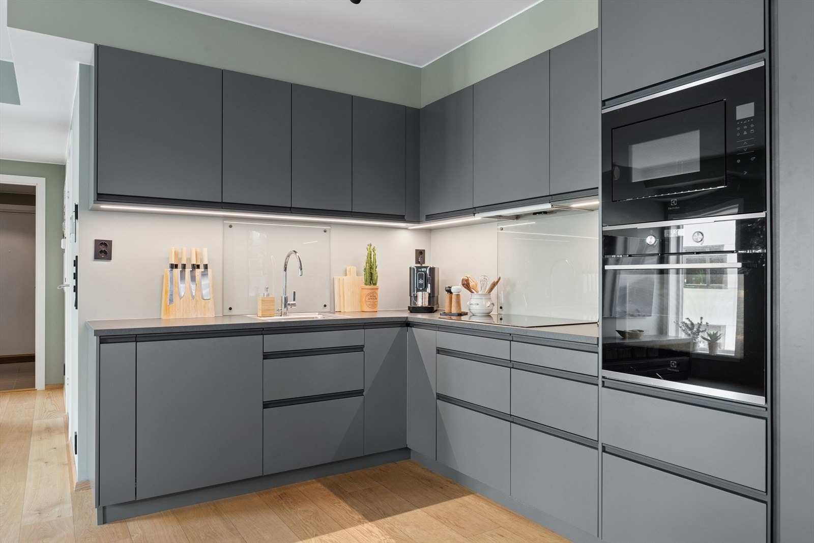 Kjøkkenet er utstyrt med innebygde hvitevarer som induksjonstopp, stekeovn, kjøleskap, mikrobølgeovn og oppvaskmaskin. Galleribilde