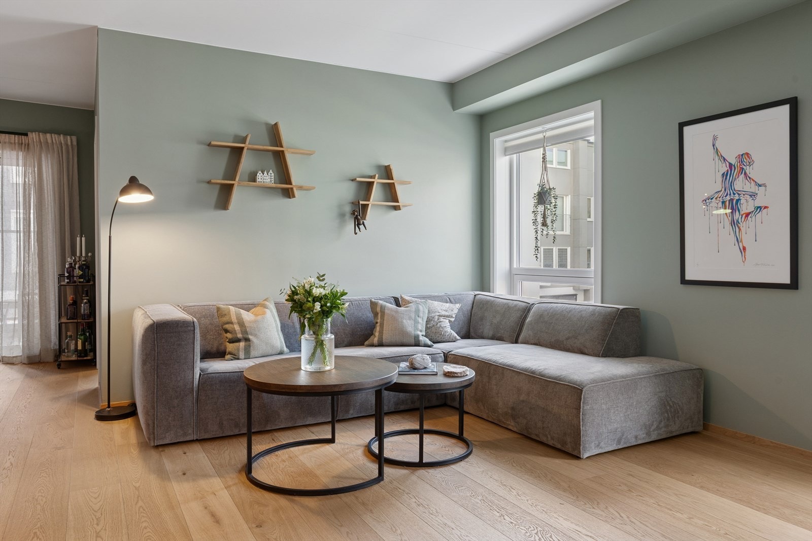 Veggene er malt i en behagelig grønntone, og det er lagt en vakker enstavs parkett på gulvet. Galleribilde