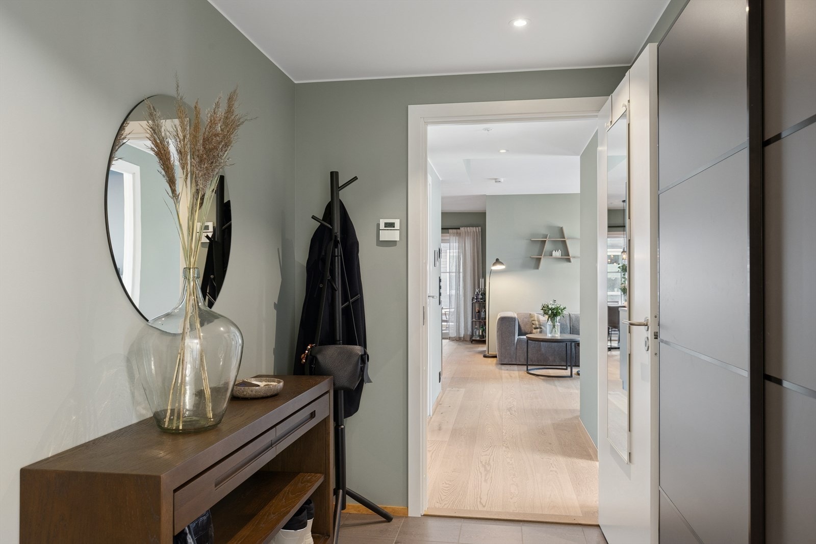 Velkommen inn! Entréen har praktiske fliser på gulvet, og god lagringsplass i skap med skyvedører. Galleribilde