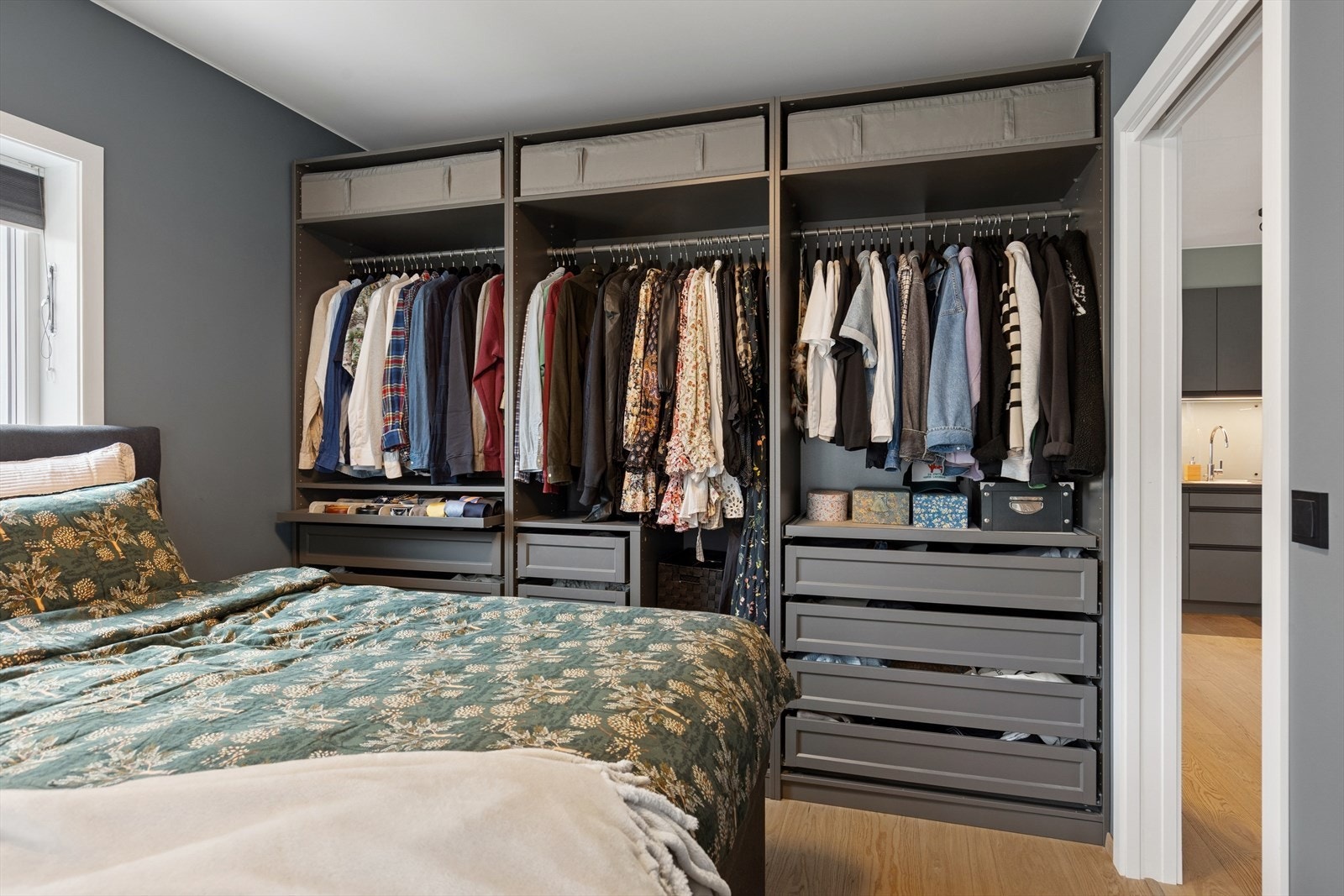 Soverommet har også god garderobeplass. Galleribilde