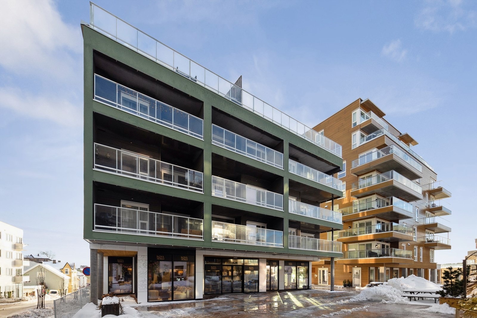 Moderne bygg med næring i første etasje. Galleribilde