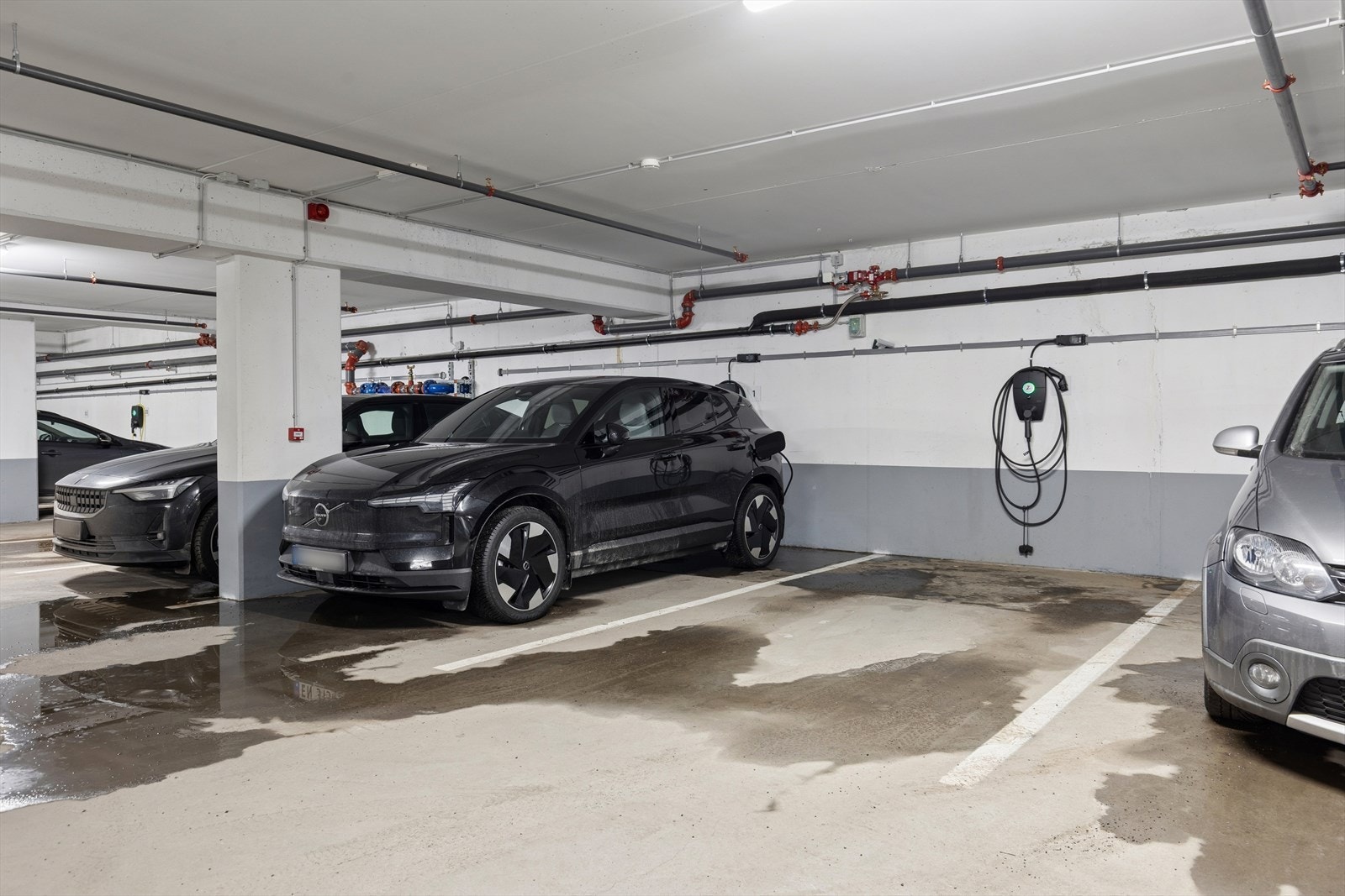 Det følger med en bod på 5,5 m² i kjeller og en fast parkeringsplass med lader. Galleribilde