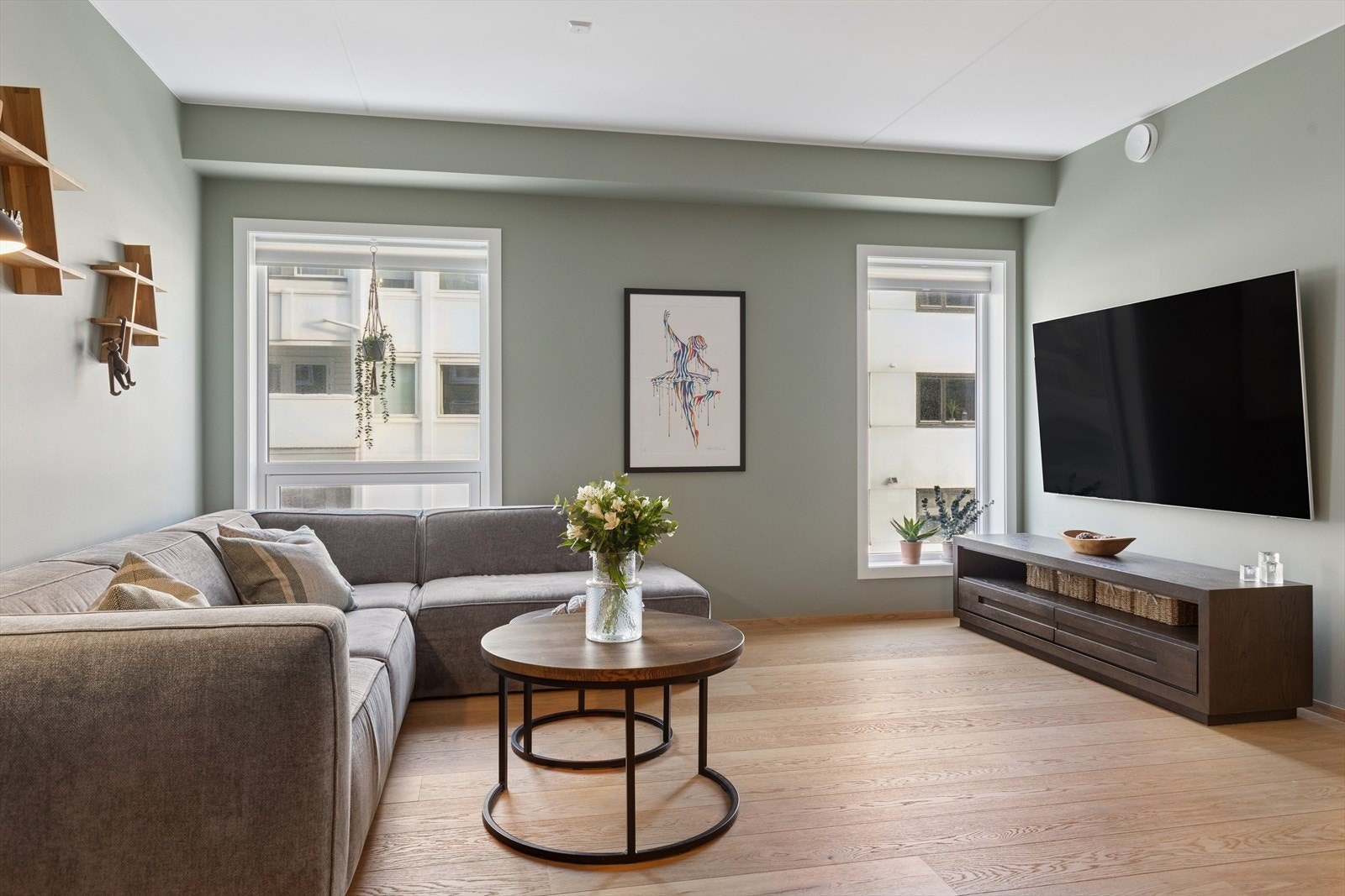 Boligen har en lys og romslig stue med god plass til møblering i flere soner. Galleribilde