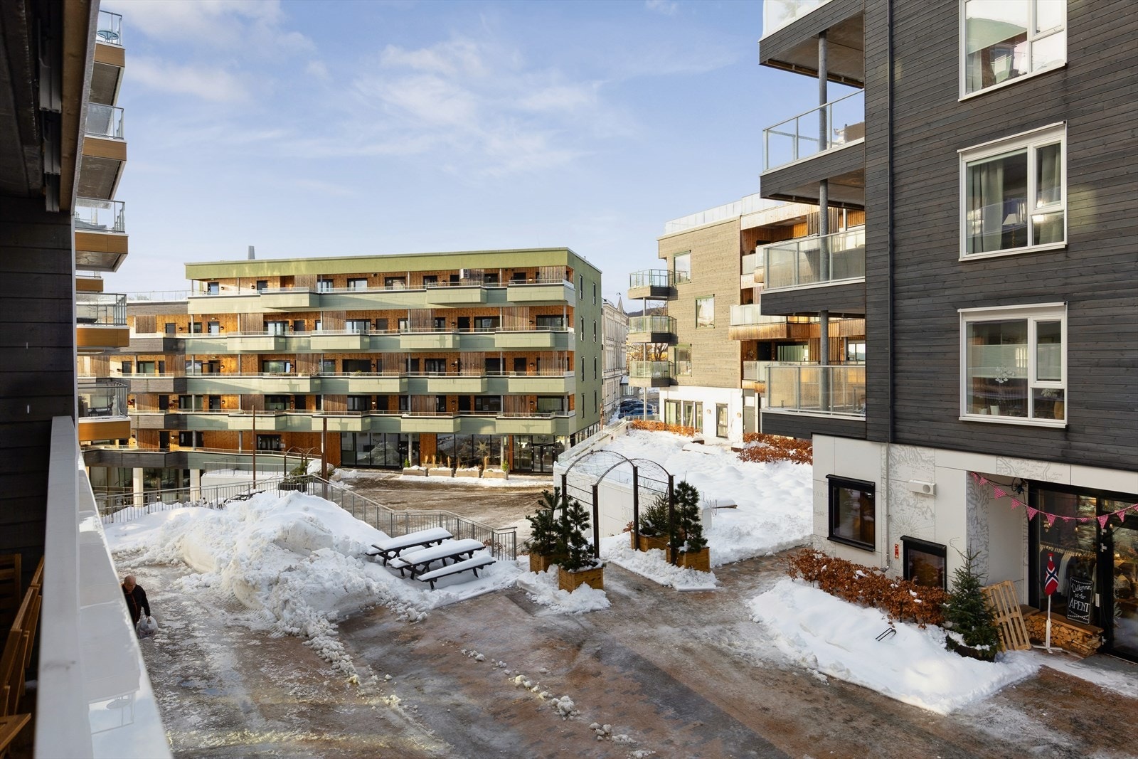 Her bor du med kort avstand til alt du trenger, inkludert caféer, restauranter, kjøpesenter, butikker, og vinmonopol. Galleribilde