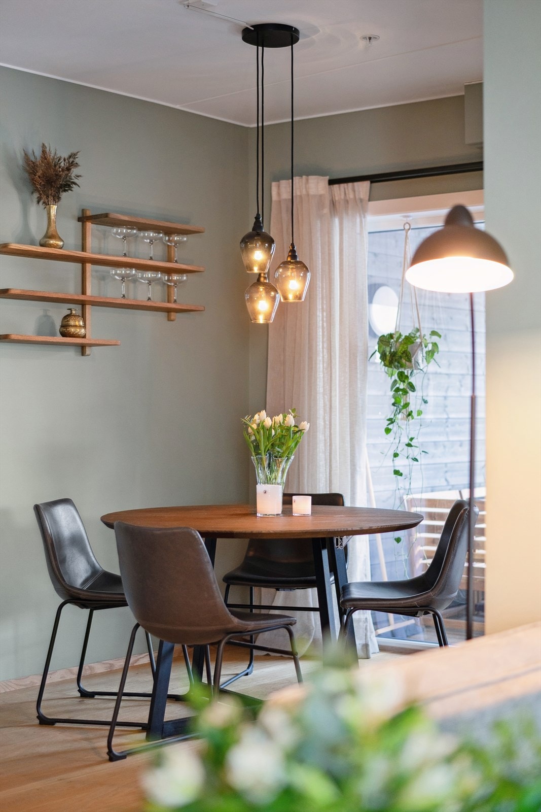 Stuen har gode lysforhold fra de store vindusflatene. Galleribilde