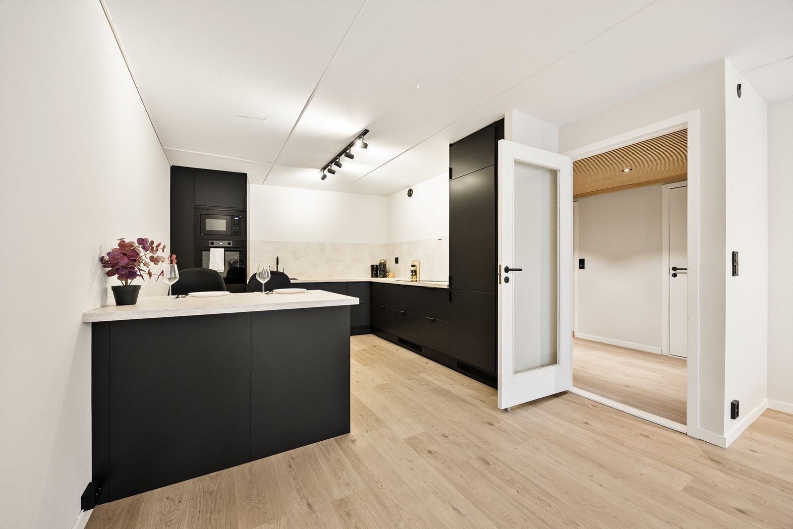 Kjøkkenet er romslig, og du har nok av arbeidsplass og oppbevaringsmuligheter. Galleribilde