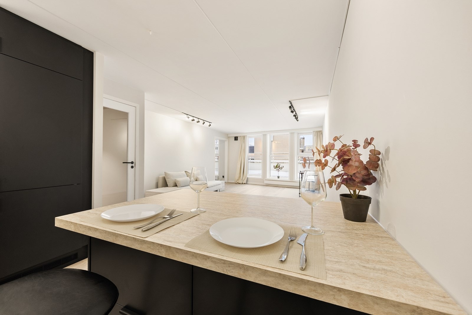 Kjøkkenøya fungerer utmerket som en uformell spiseplass eller ekstra arbeidsflate. Galleribilde