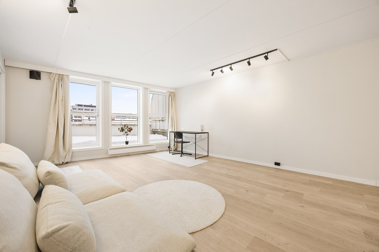 Stuen er et lyst og luftig rom med direkte utgang til en stor balkong. Galleribilde