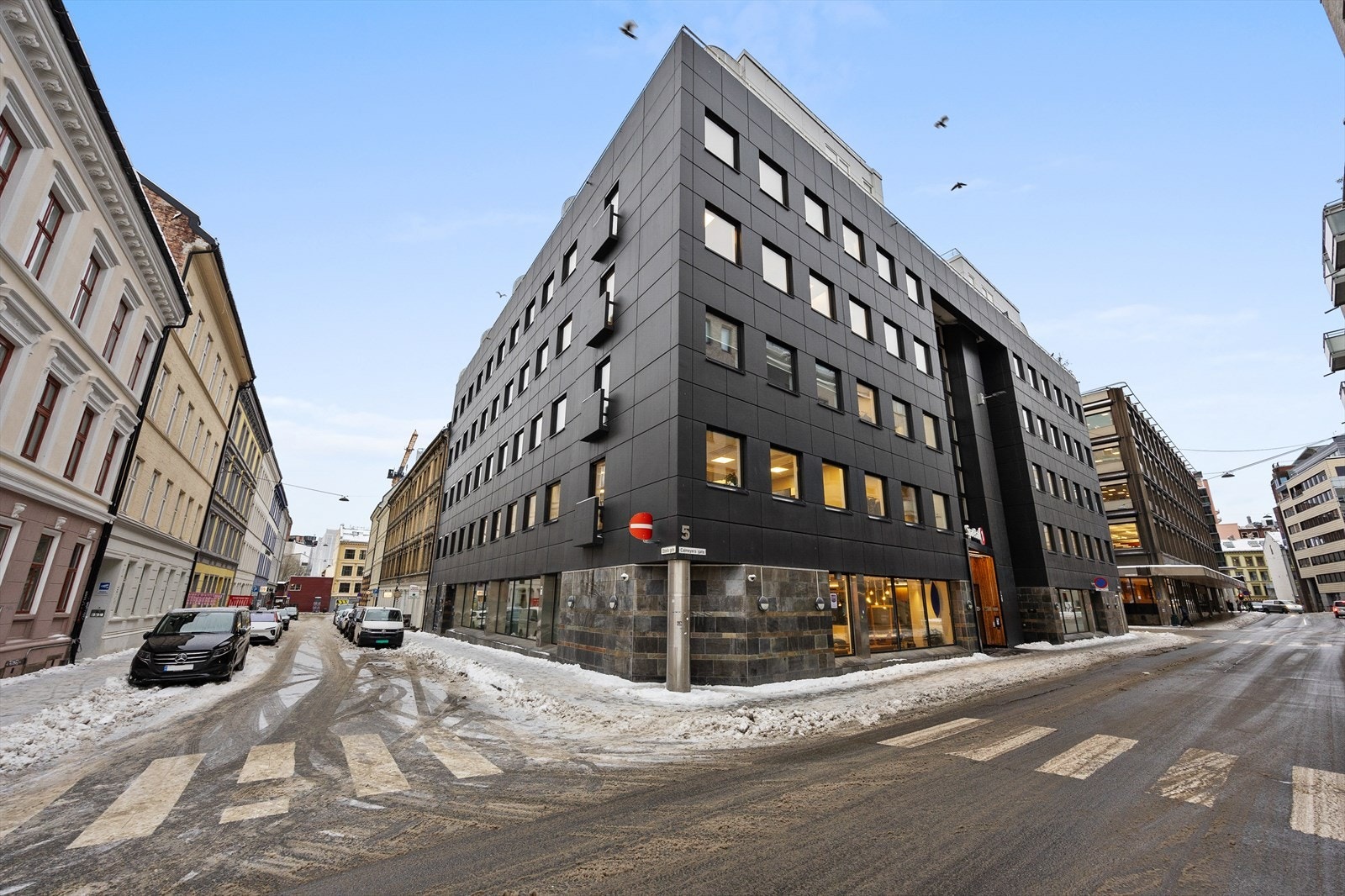 Bygningen fra 1987 har heis, og sameiet består av 22 seksjoner. Galleribilde