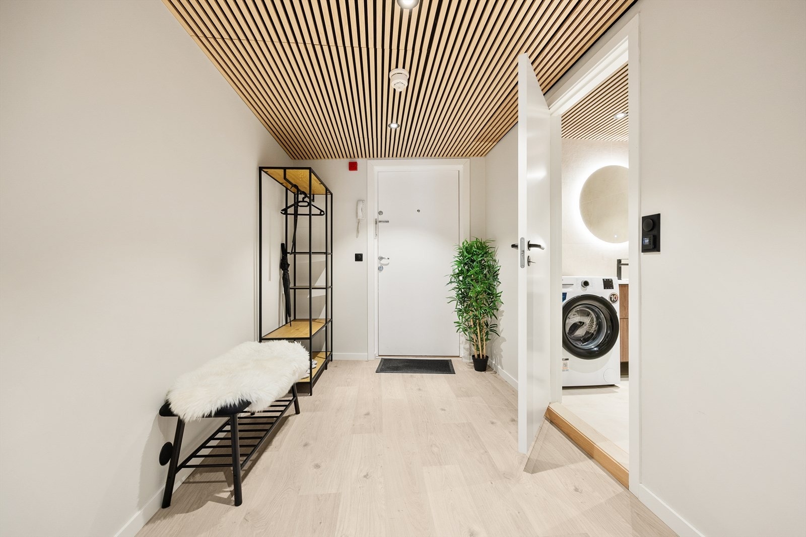 Fra gangen er det adkomst til leilighetens øvrige rom, inkludert det nye badet. Galleribilde