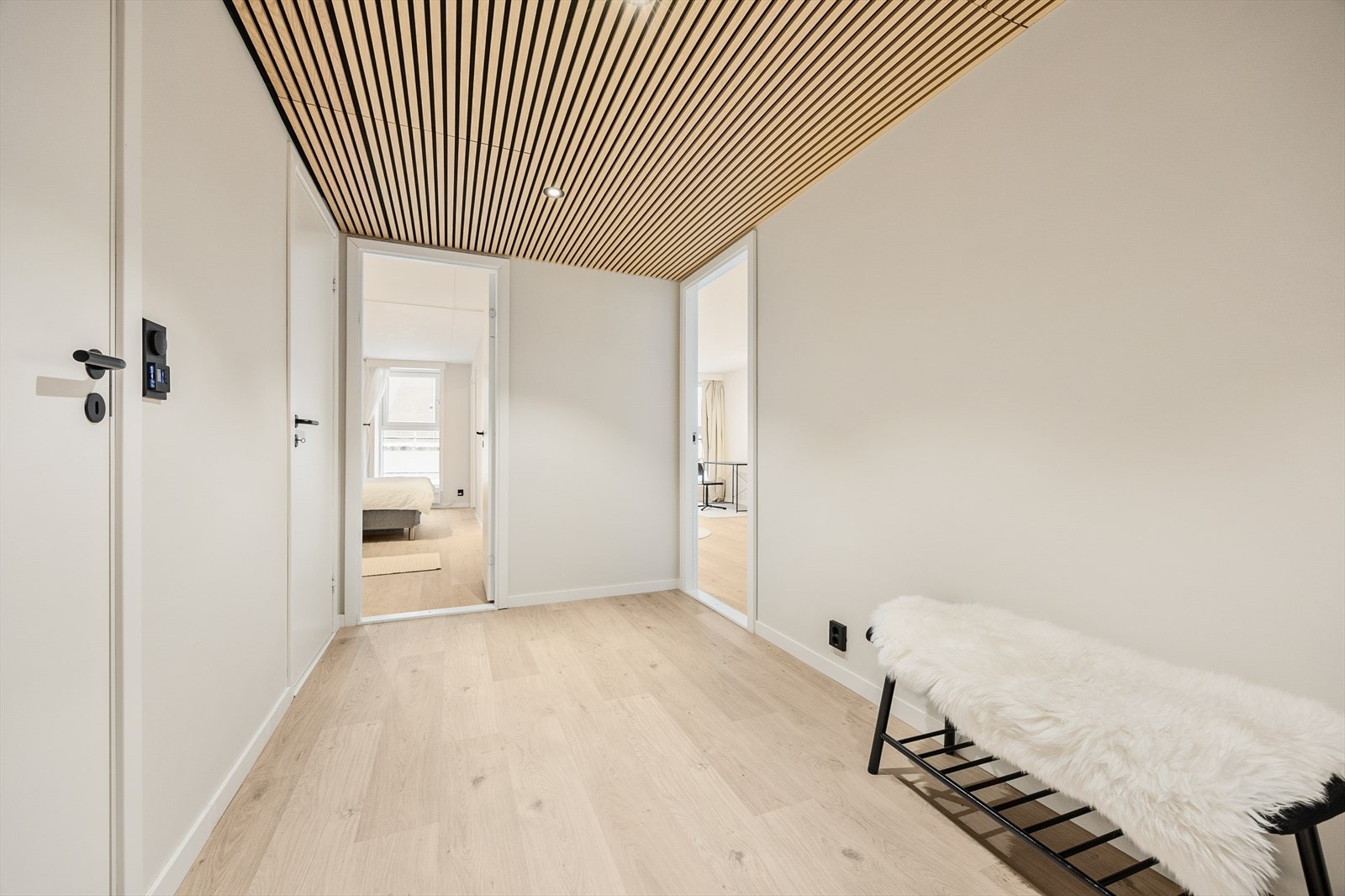 Nye innerdører fra 2025, hvorav to har glassfelt for økt lysgjennomgang. Galleribilde