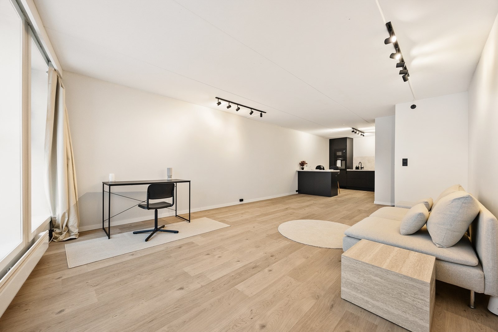 Den åpne løsningen gir en god romfølelse og fleksible møbleringsmuligheter. Galleribilde