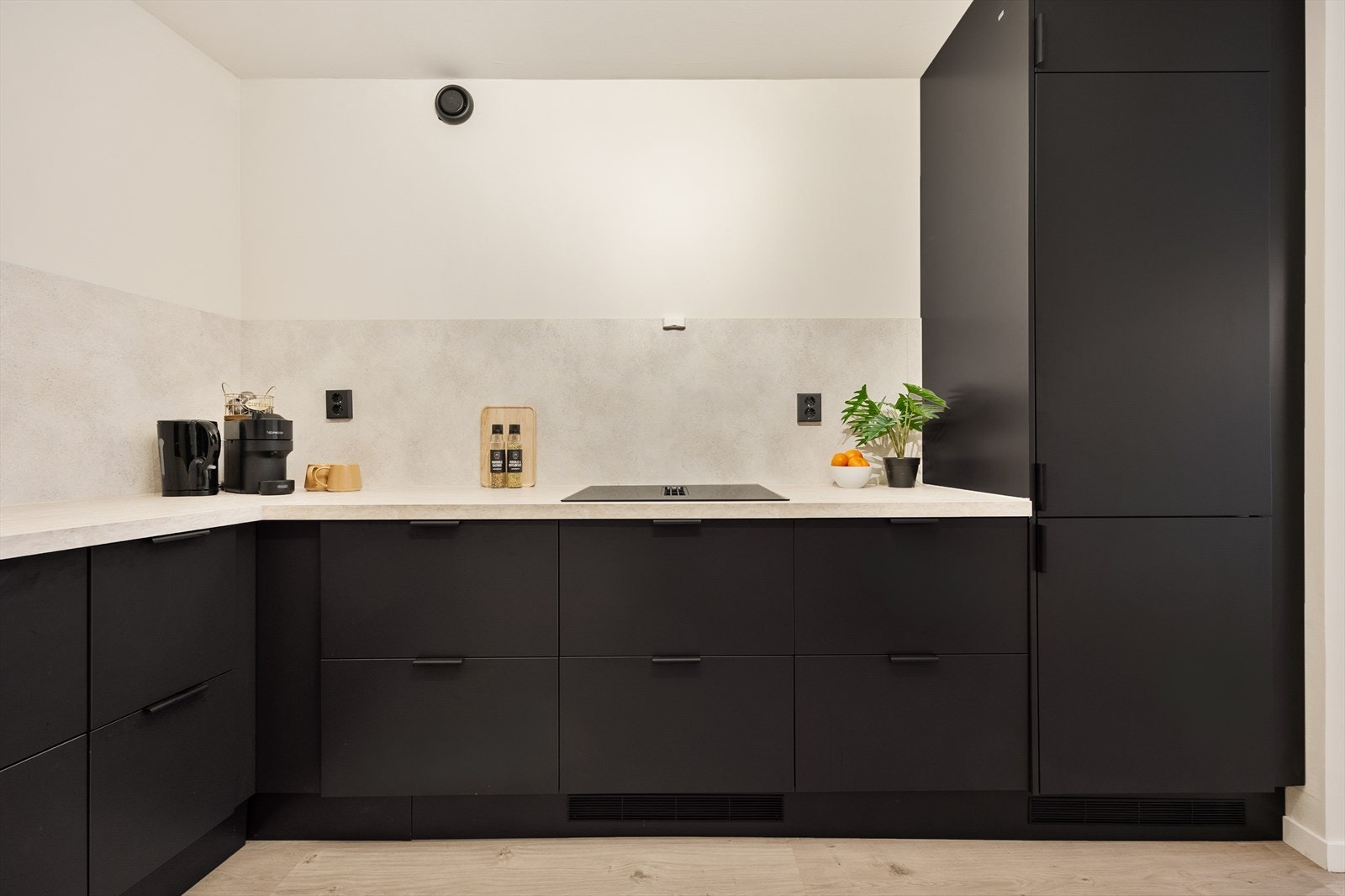 Rikelig med skap- og benkeplass gjør kjøkkenet svært funksjonelt. Galleribilde