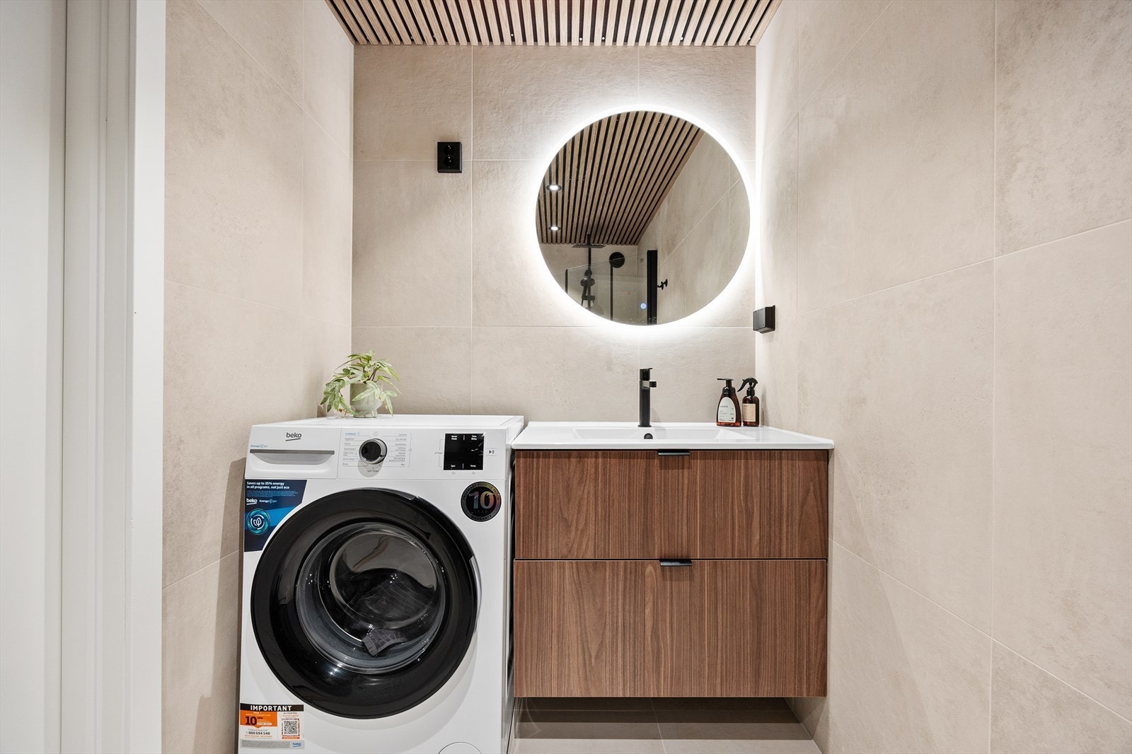 Badet er helt nytt fra 2025, med moderne innredning og opplegg for vaskemaskin. Dokumentasjon på utførelse foreligger. Galleribilde