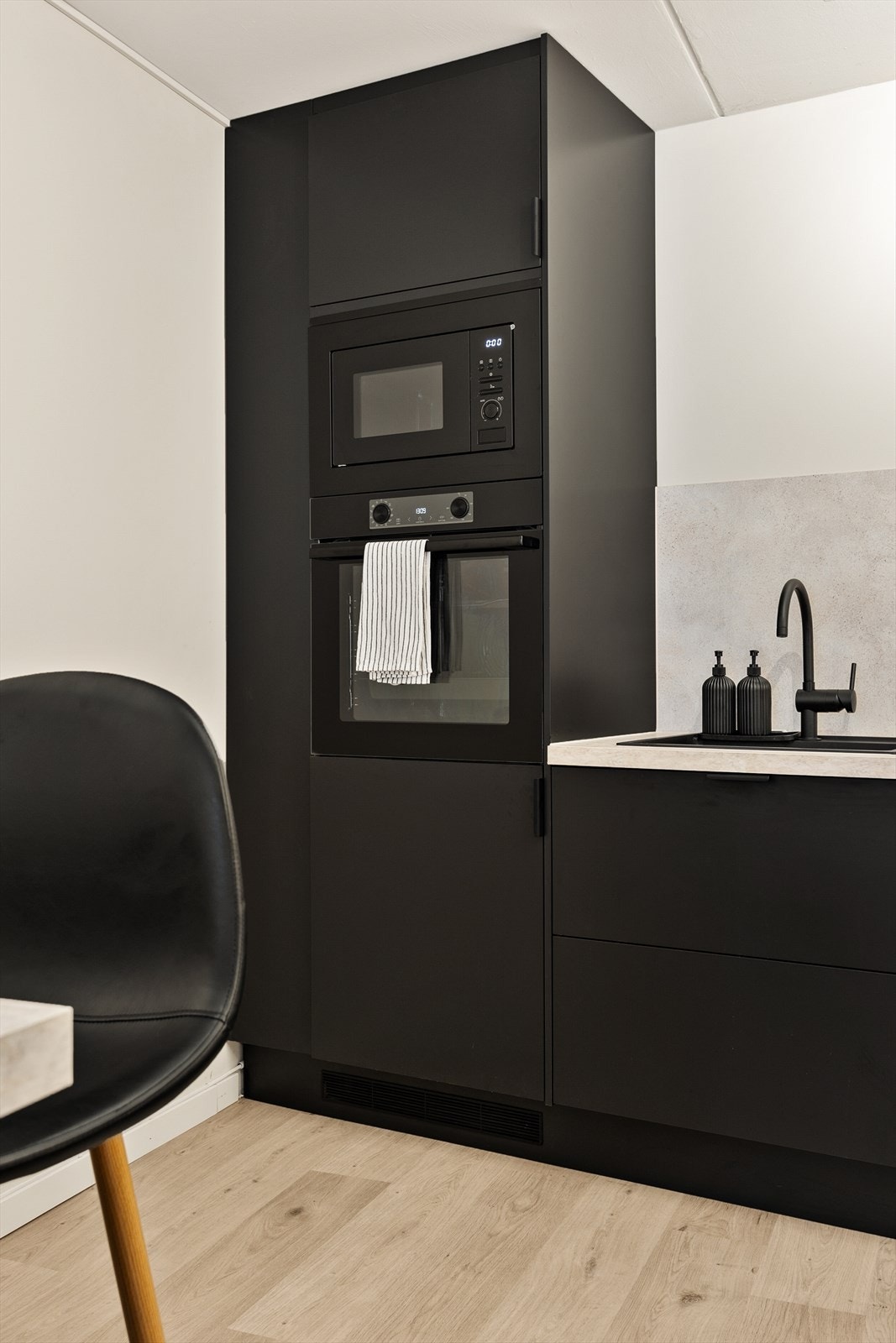 Høyskap med integrert stekeovn og mikrobølgeovn i komfortabel arbeidshøyde. Galleribilde