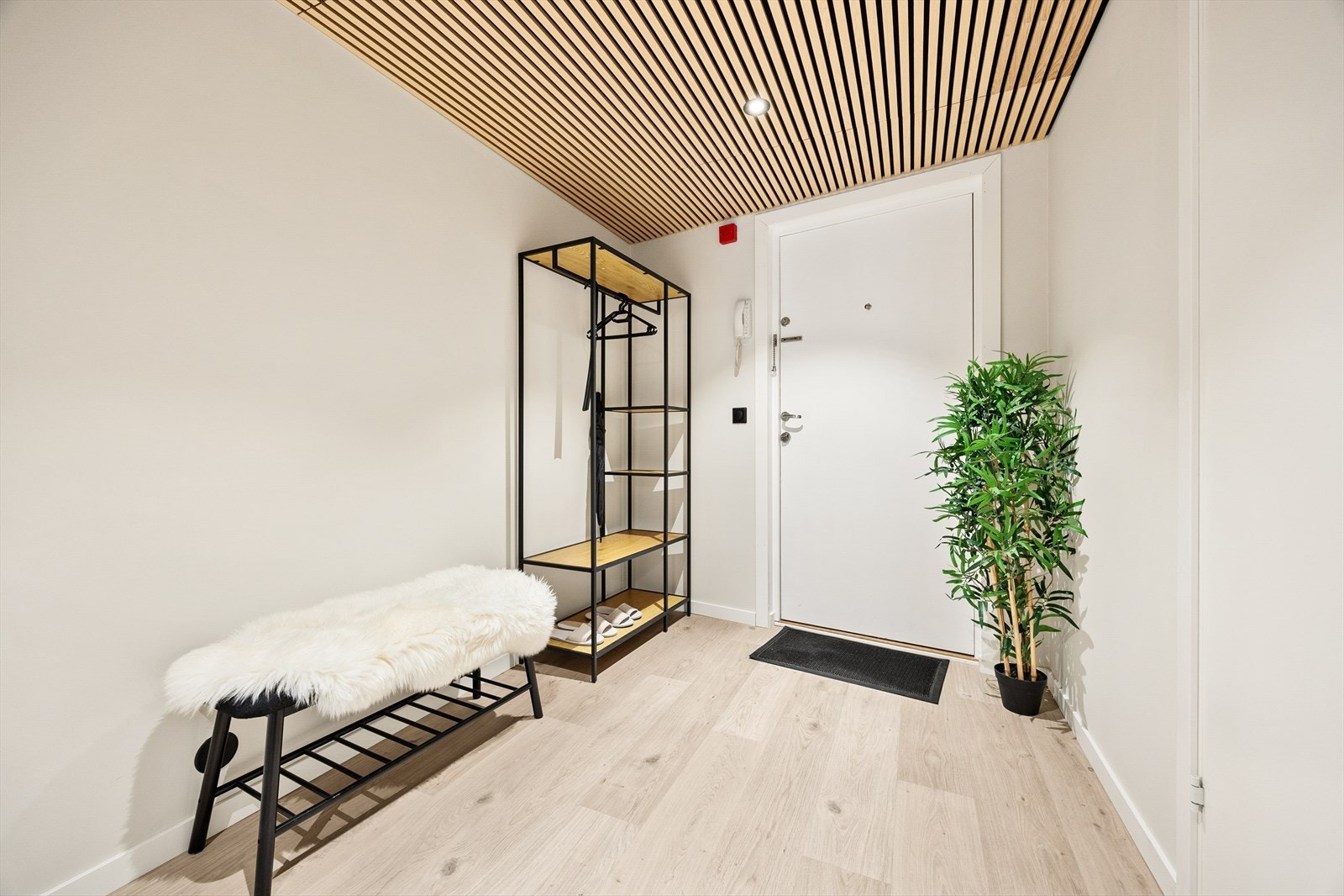 Entréen er innbydende med god plass til yttertøy og sko. Galleribilde