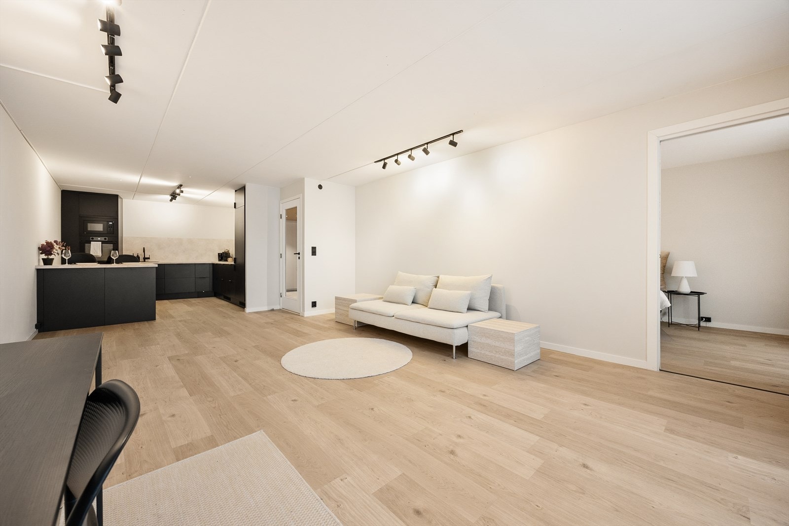 Stue/kjøkken er romslig og sosialt. Perfekt for å underholde gjester. Galleribilde